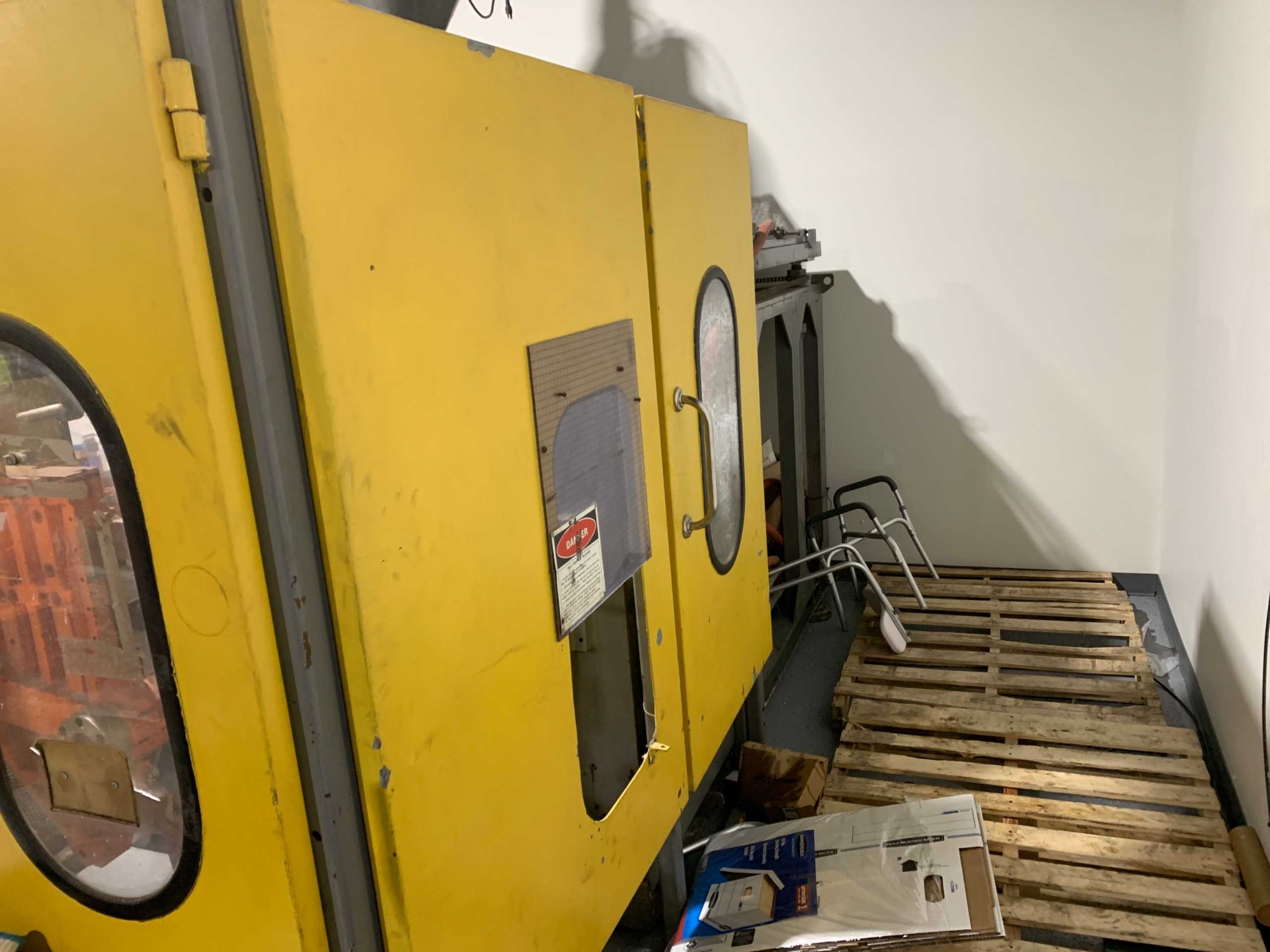 AKEI MOLDING MACHINE - PLASTICS & RUBBER