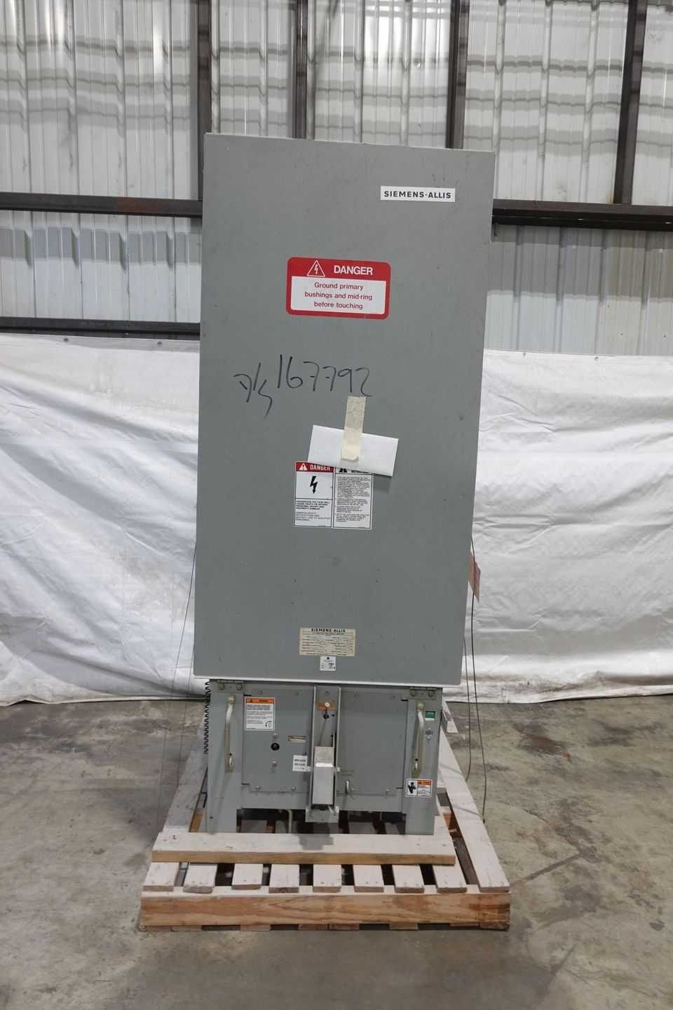 SIEMENS-ALLIS FCV-500 AC HIGH-VOLTAGE CIRCUIT BREAKER, 1200A - HIGH VOLTAGE CIRCUIT BREAKERS