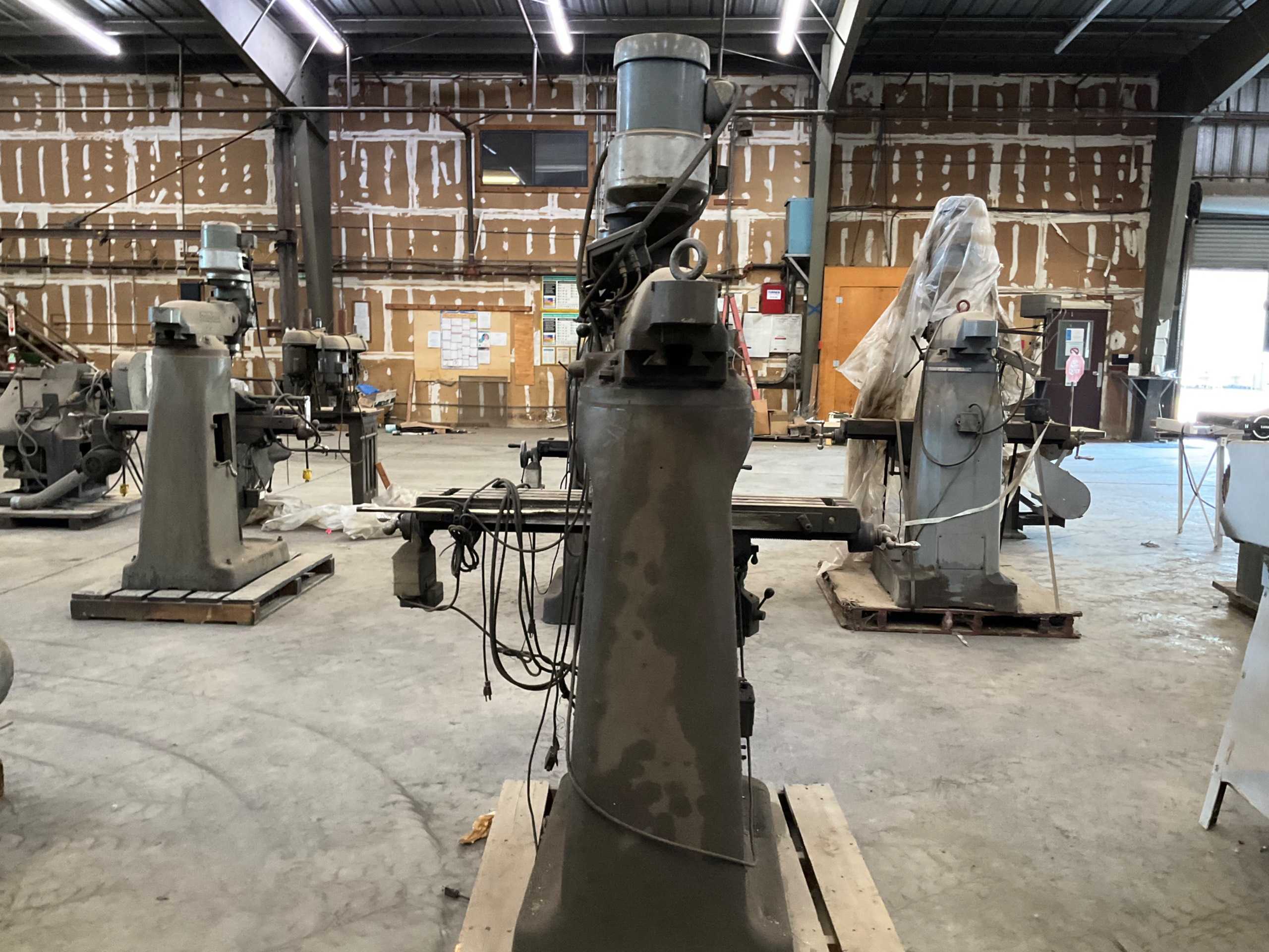 BRIDGEPORT VERTICAL MILLING MACHINE - VERTICAL MILLING MACHINES