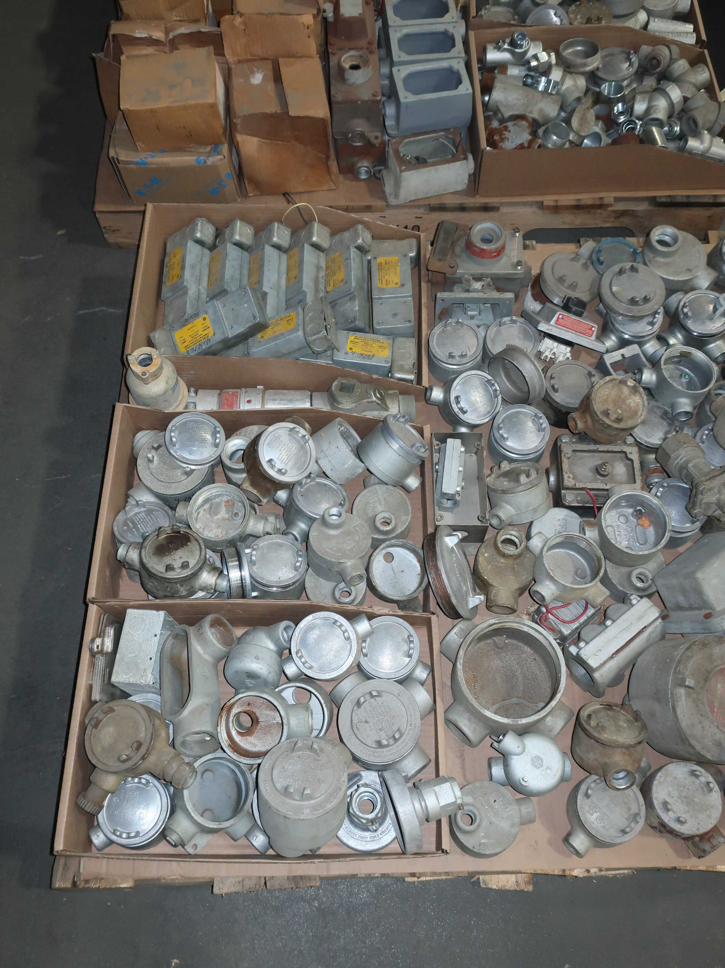 5 PALLETS OF ASSORTED CONDUIT AND CONDUIT FITTINGS, EATON, CROUS HINDS, SQUARE D - CONDUIT FITTING