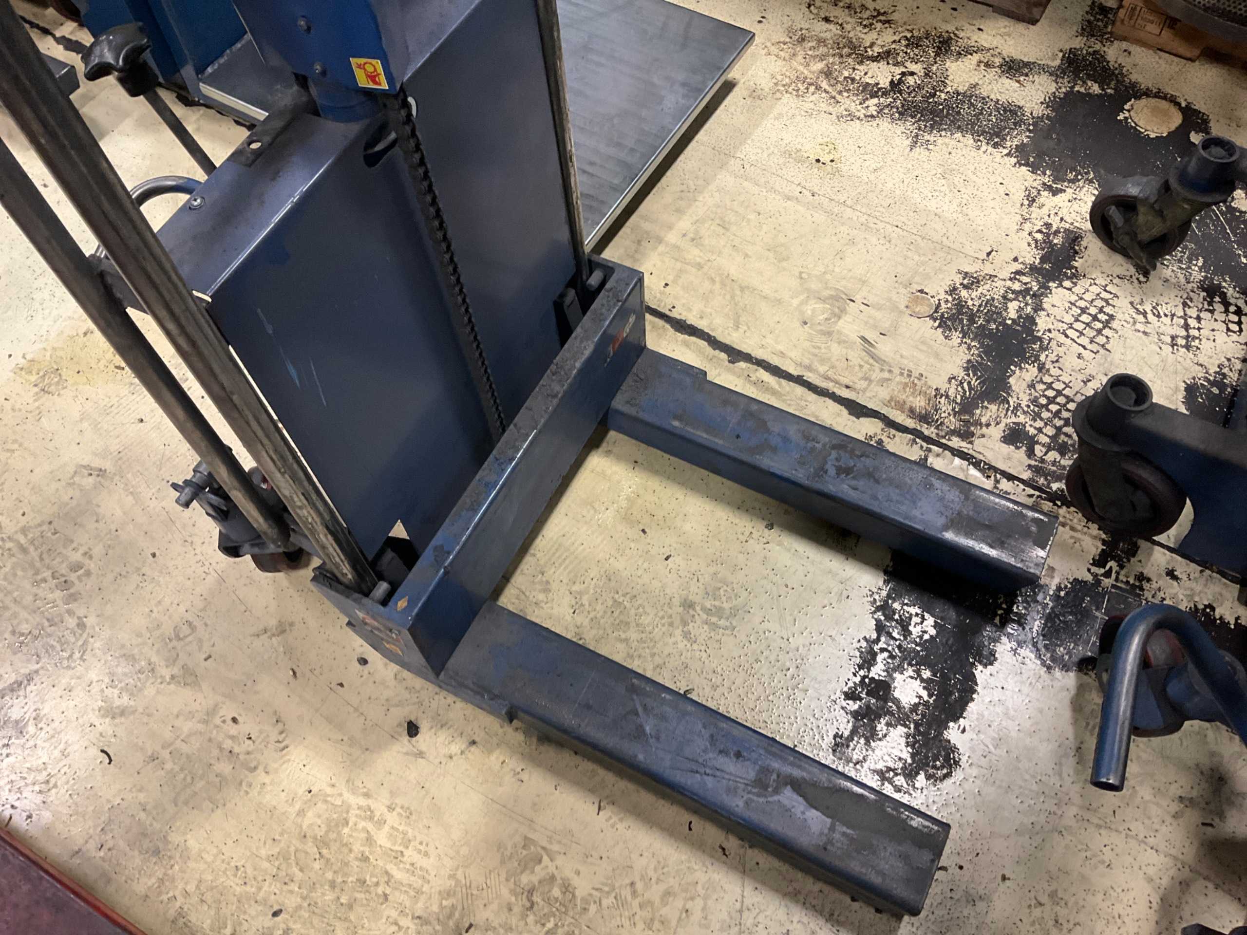 HYDRAULIC STRADDLE STACKER - LIFTING EQUIPMENT