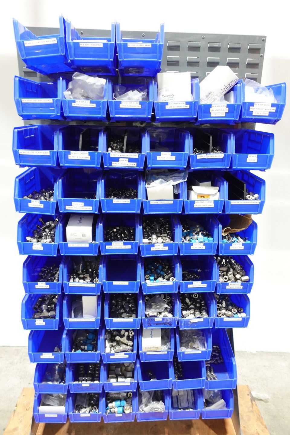 BULK QTY OF SWAGELOK PIPE FITTINGS - PIPE & TUBE FITTINGS