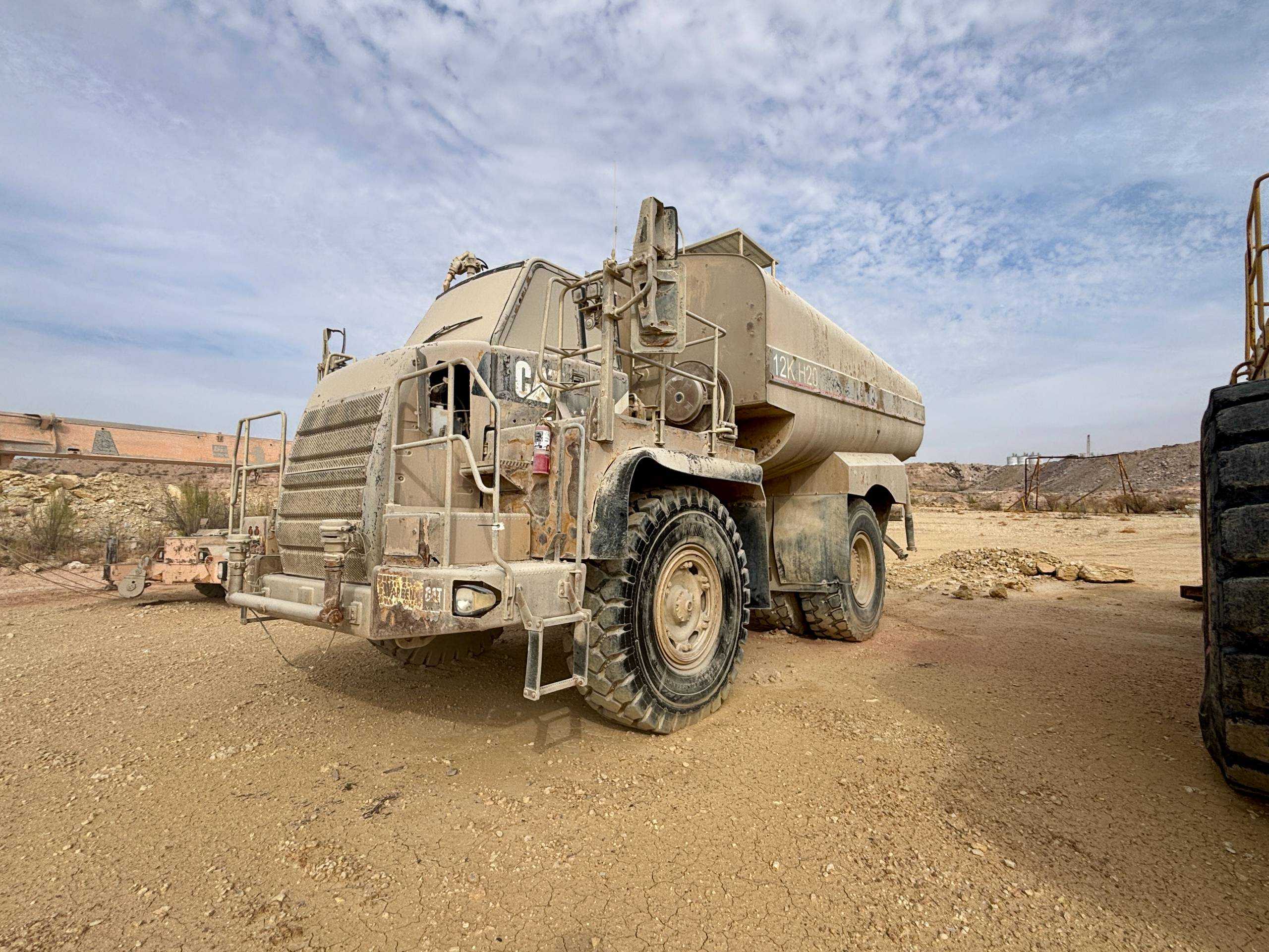 2008 CATERPILLAR 772 WATER TRUCK - OFF-ROAD TRUCKS