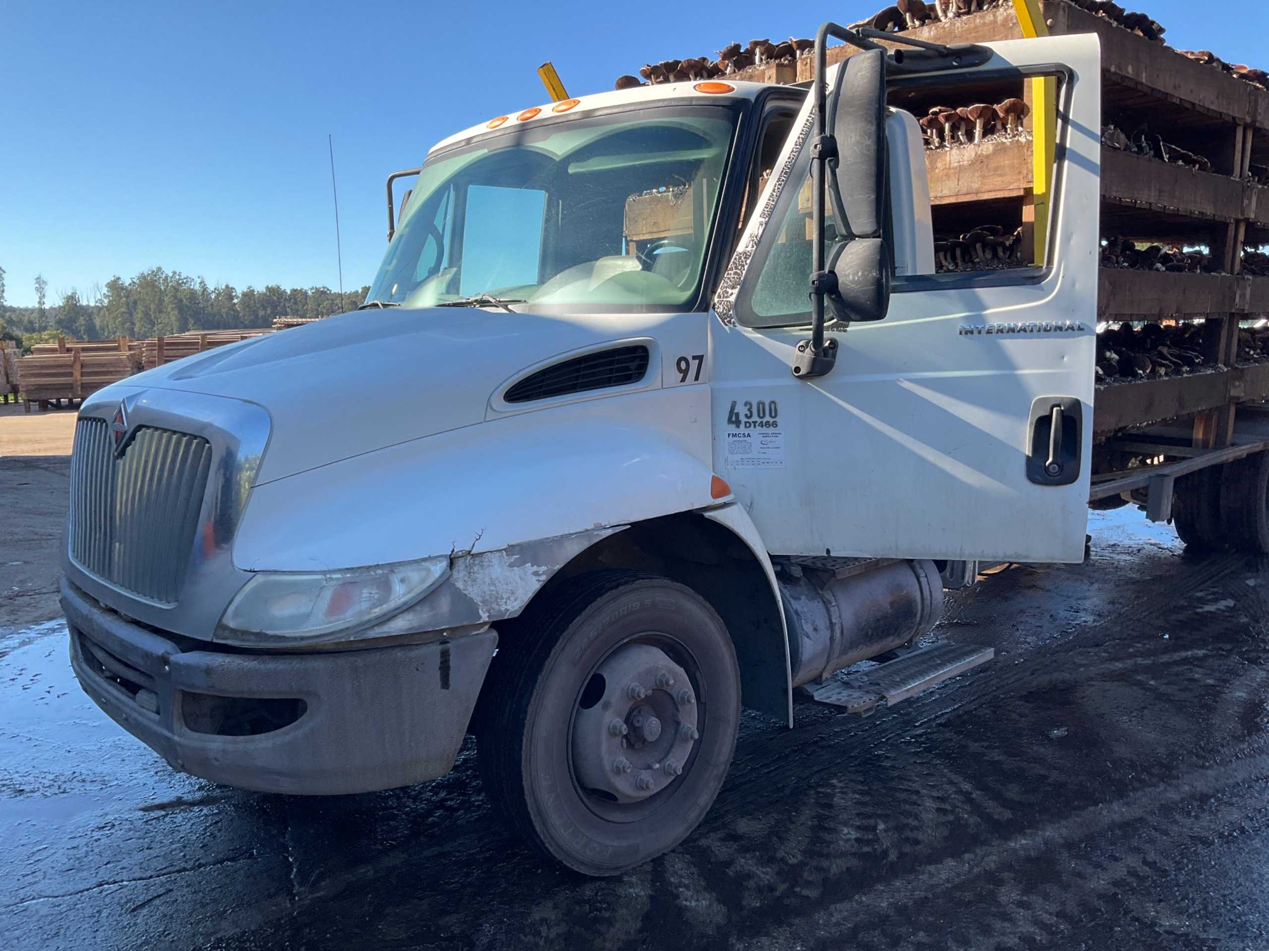 INTERNATIONAL 4300 SBA LP 4X2 FLATBED TRUCK - FLATBED TRUCK