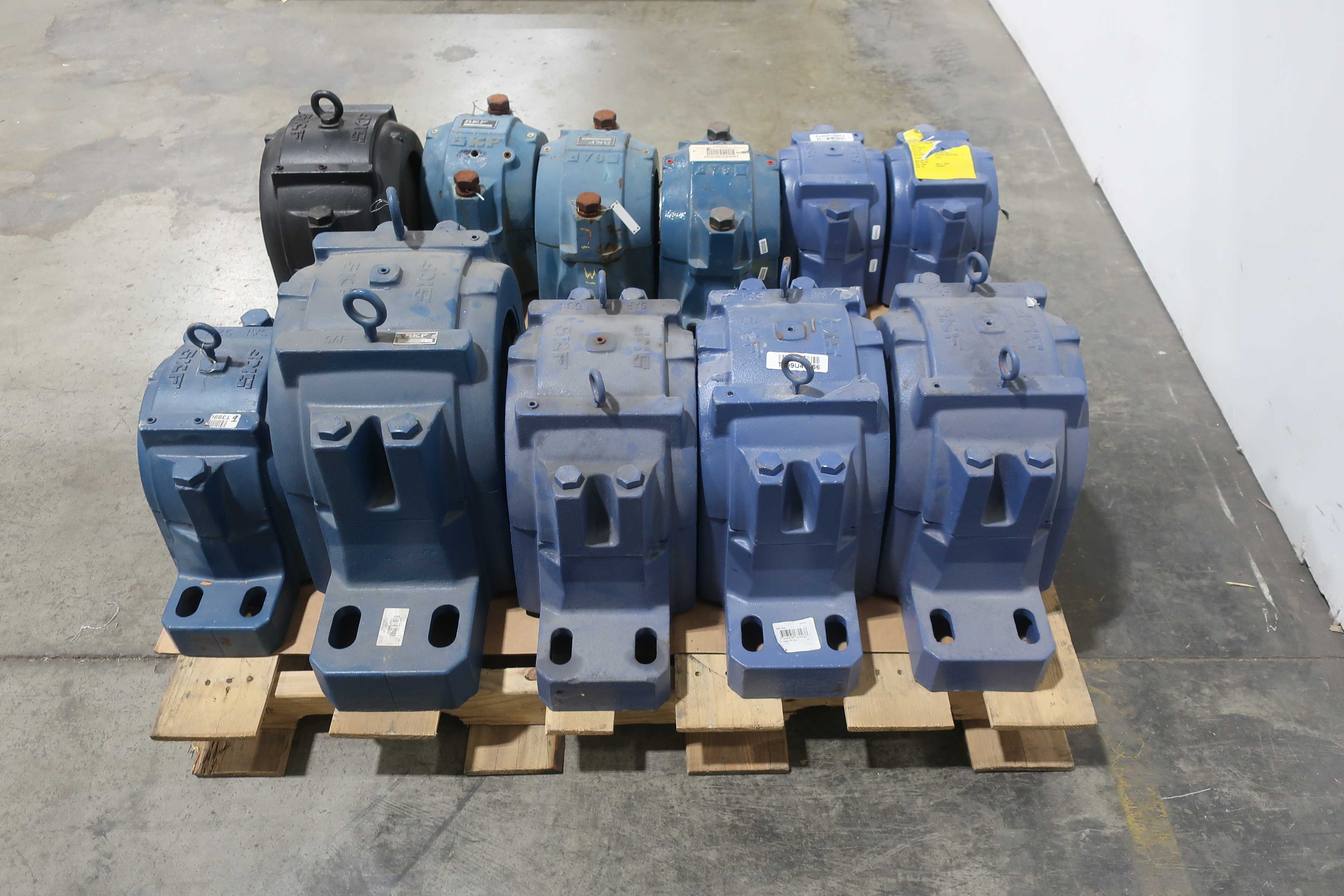 SKU 1749297 - PALLET OF ASSORTED SKF SPLIT-CASE PILLOW BLOCK BEARING HOUSINGS - BEARINGS