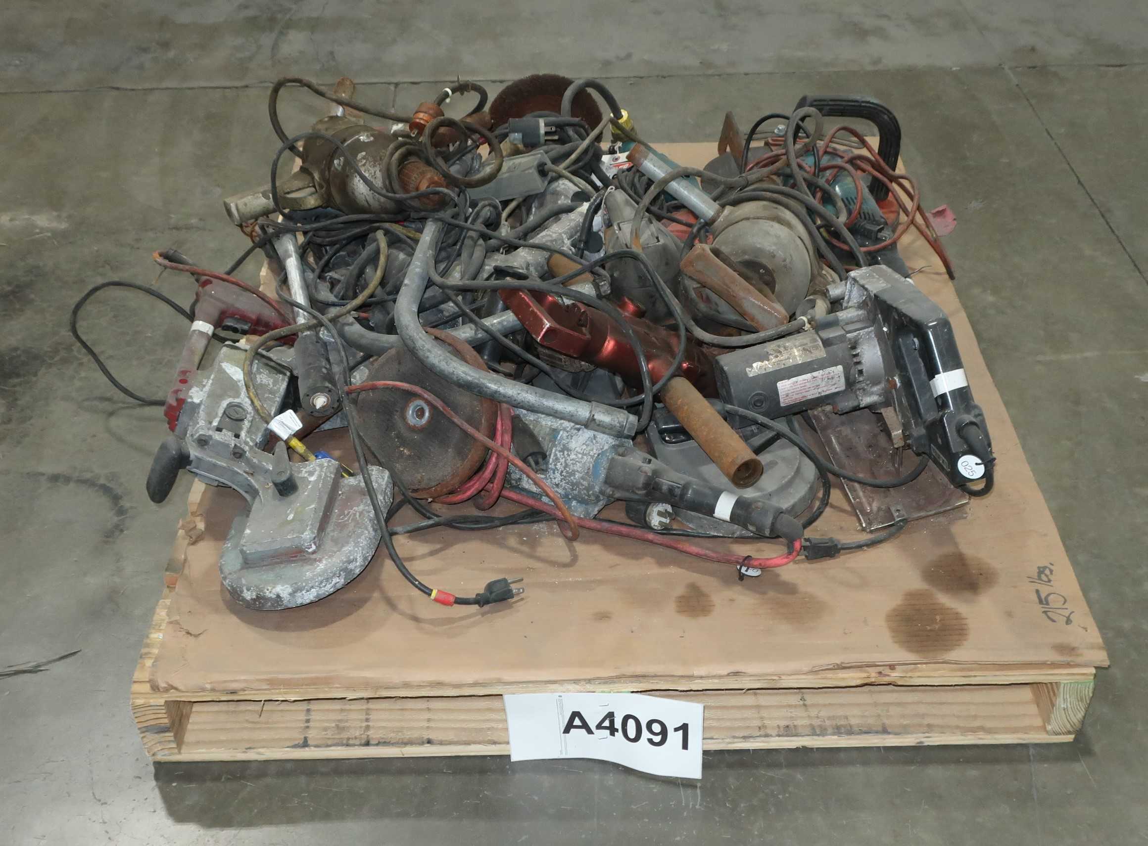 PALLET OF ASSORTED TOOLS - TOOLS