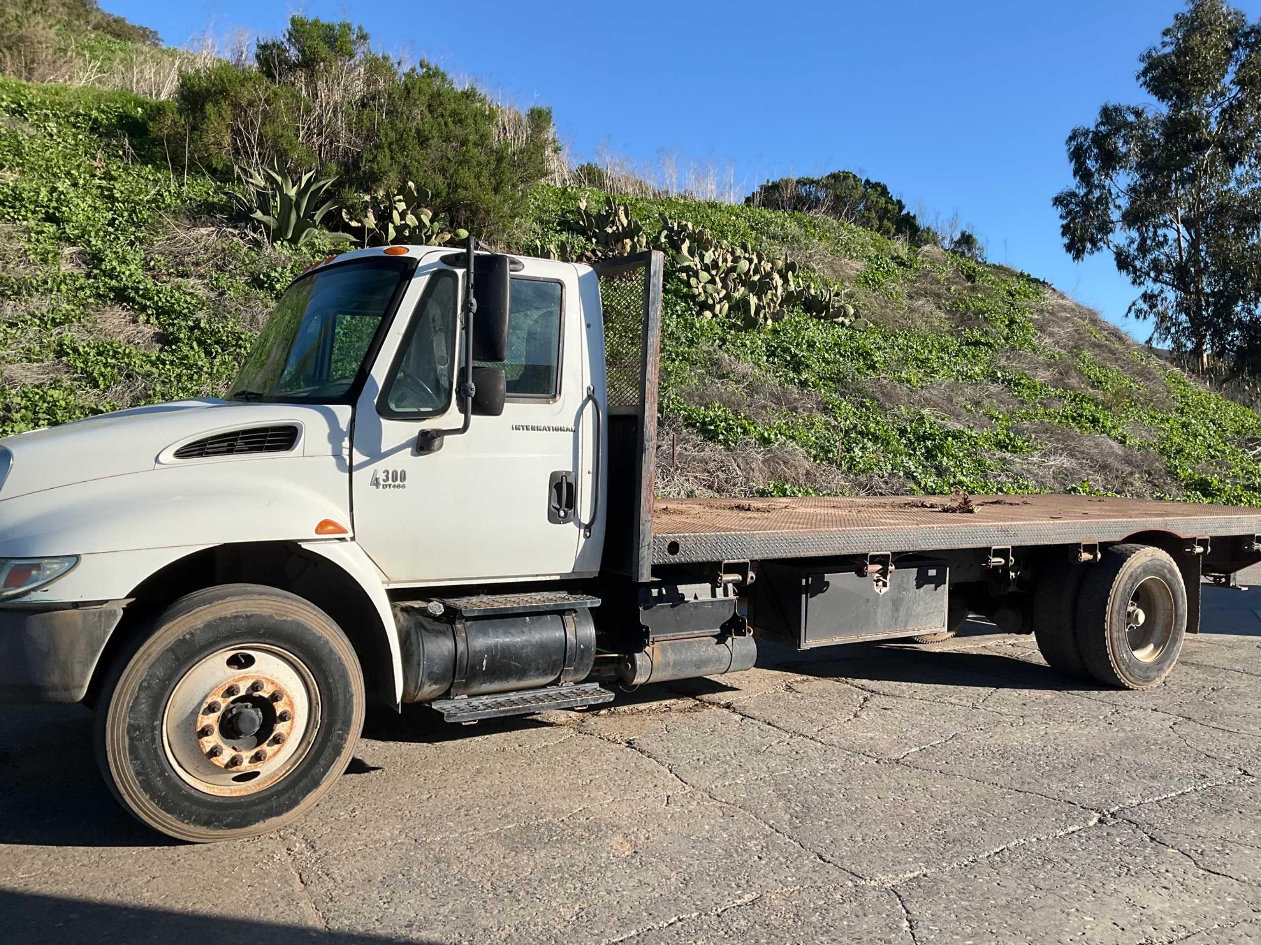 2003 INTERNATIONAL 4300 SBA 4X2 FLATBED TRUCK - FLATBED TRUCK