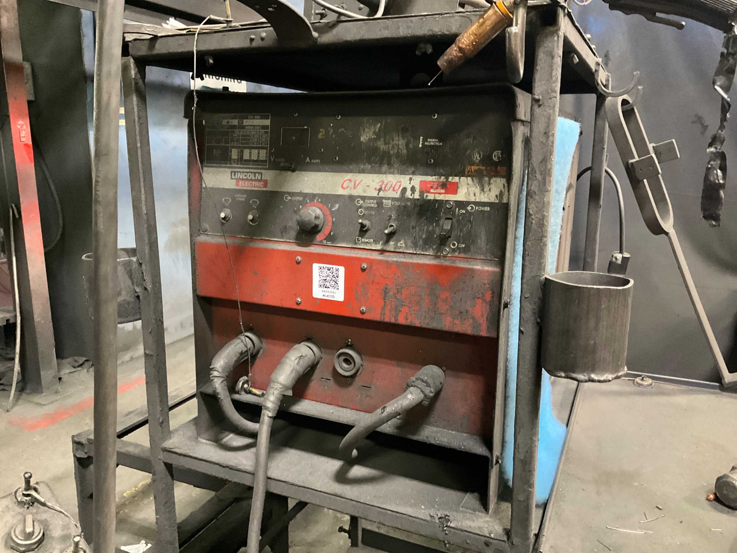 LINCOLN ELECTRIC CV-300 WELDER - WELDERS