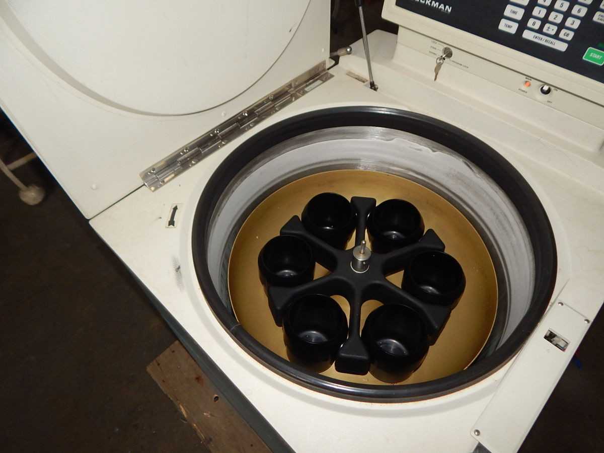 BECKMAN J-6M FLOOR MODEL CENTRIFUGE - CENTRIFUGES