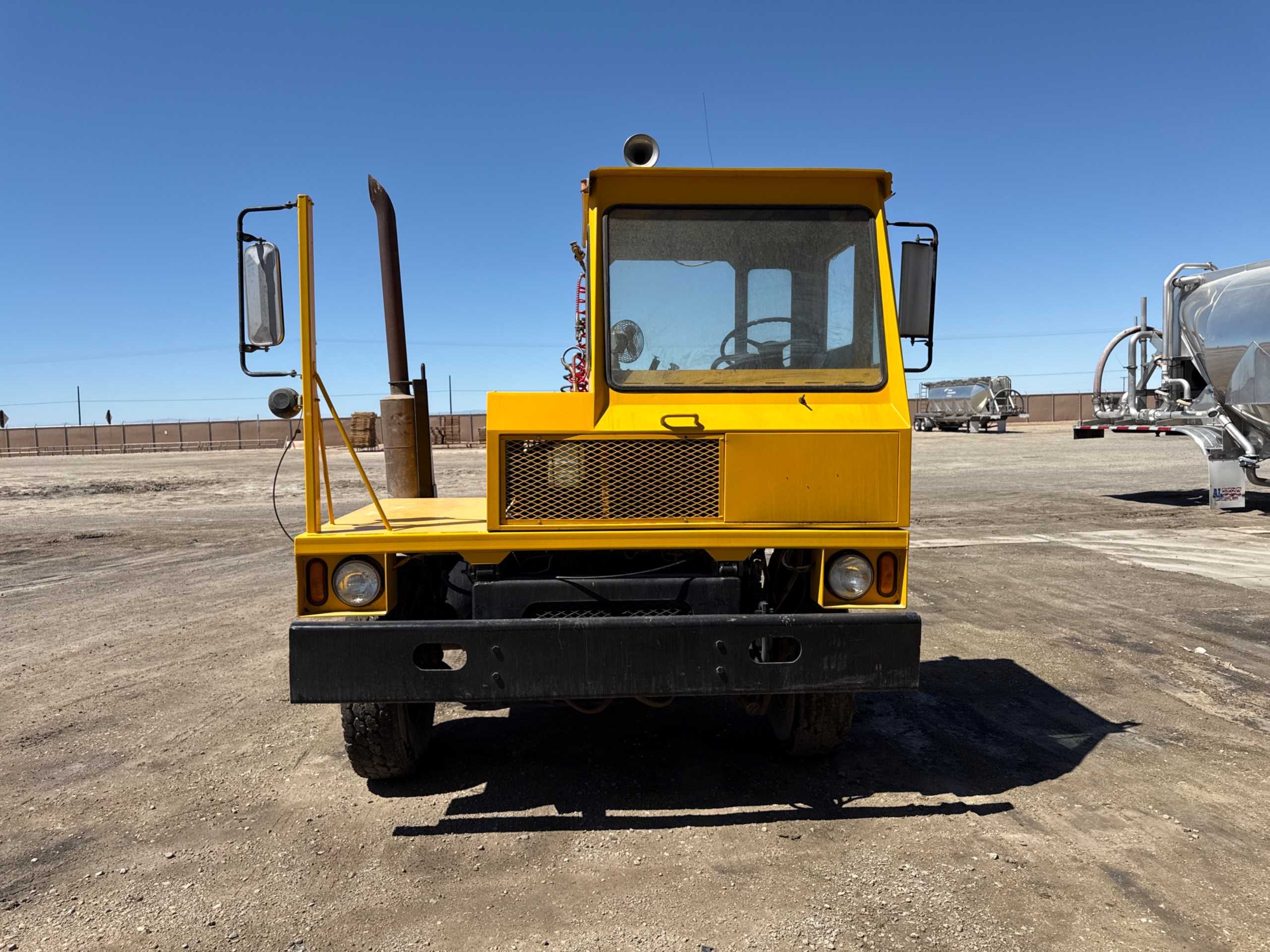 1982 OTTAWA 30 UTILITY TRUCK - UTILITY VEHICLES