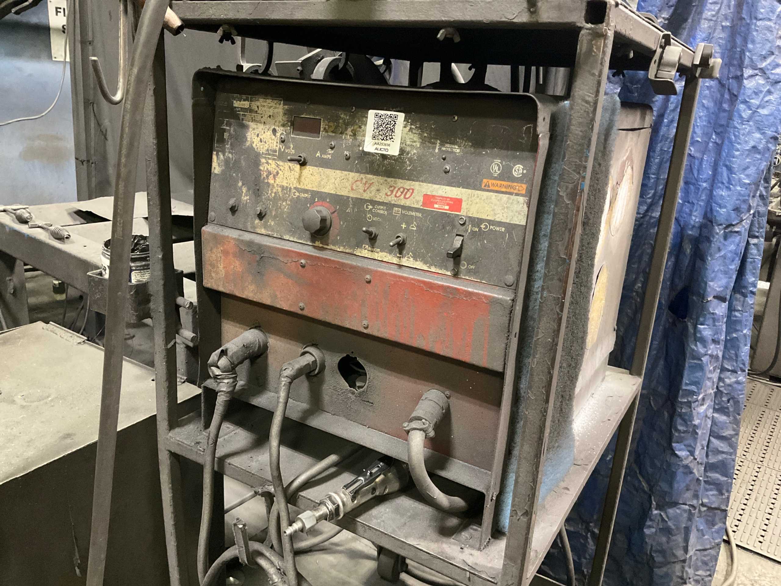 LINCOLN ELECTRIC CV-300 WELDER - WELDERS