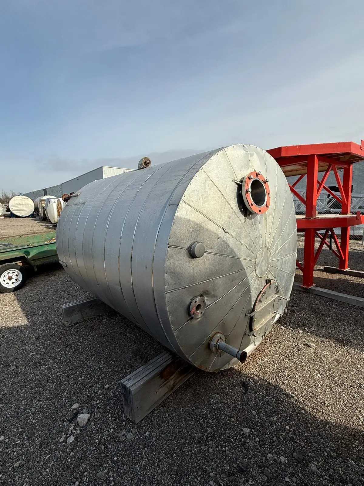 VERTICAL STAINLESS STEEL STORAGE TANK, 2800 GALLONS, INSULATED, 85X85X115IN, 3500 LBS - TANKS