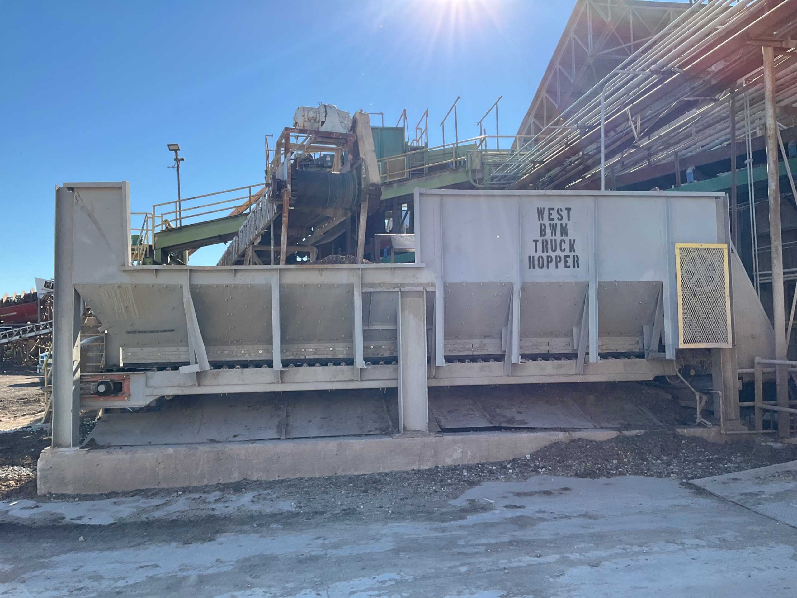 LIVE BOTTOM HOPPER FEEDER - FEEDERS