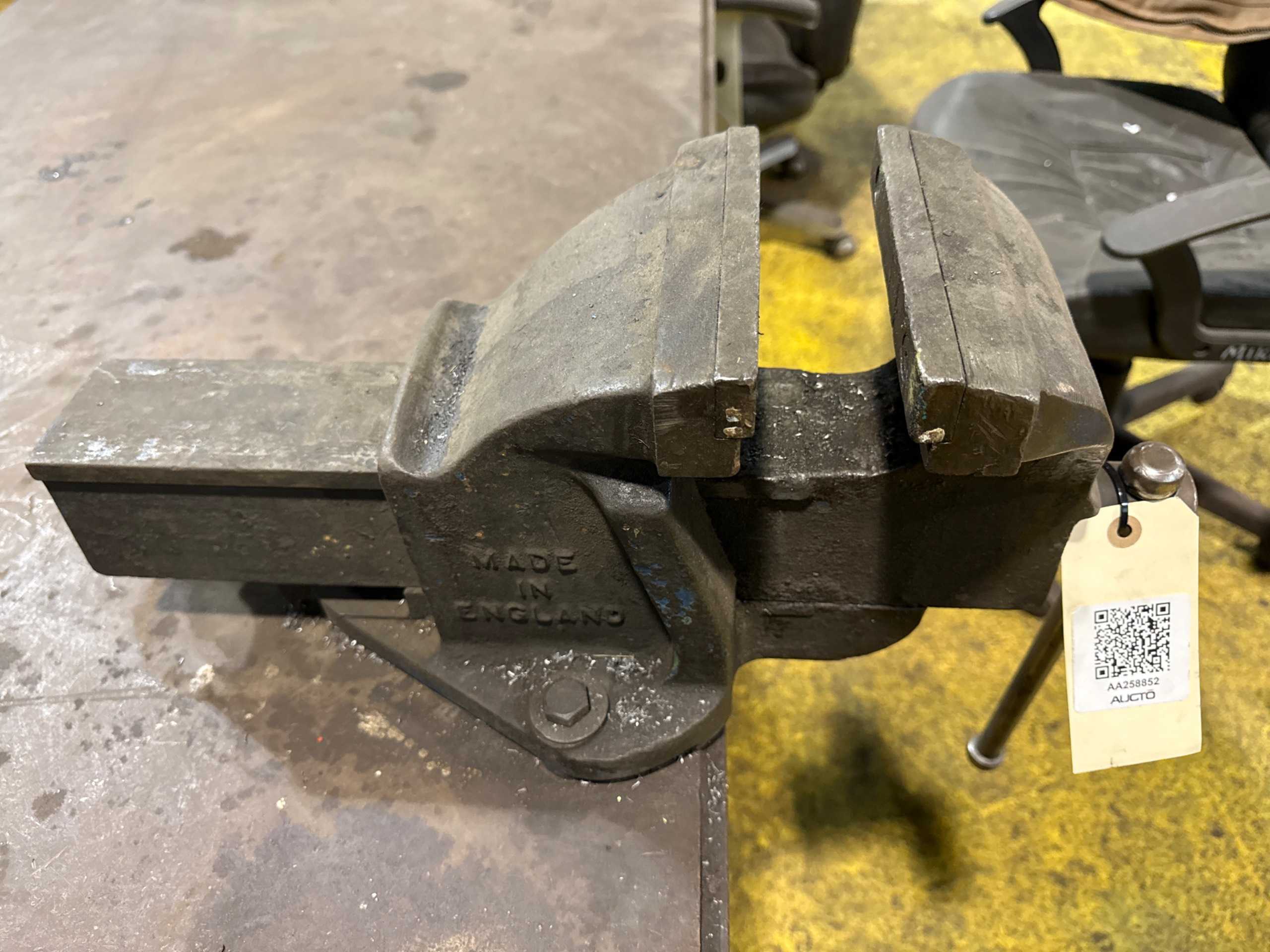 Work Table with Bench Vise - WORK TABLES