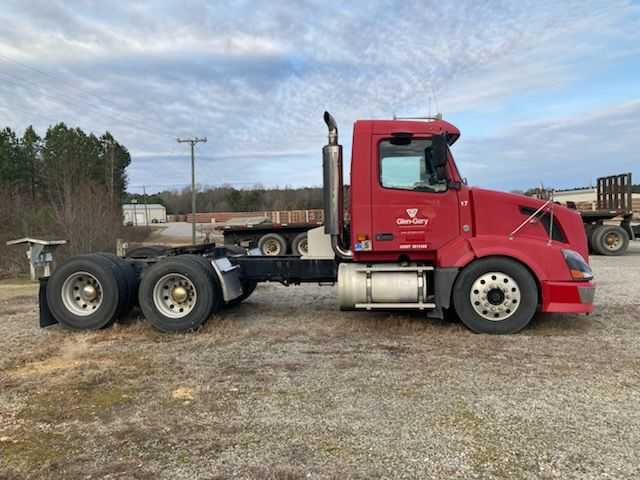 2007 VOLVO VNL TRACTOR TRUCK - 