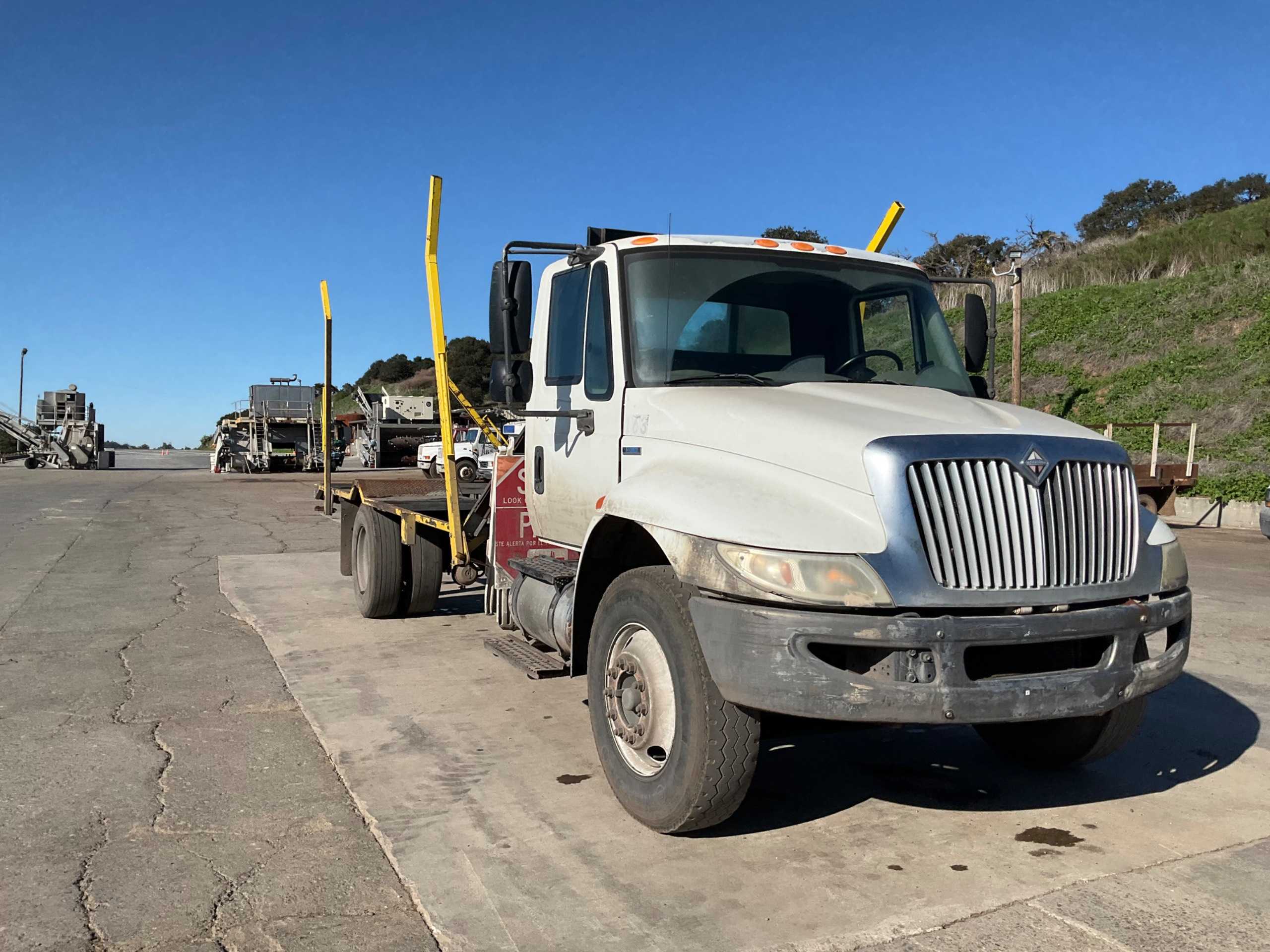 2008 INTERNATIONAL 4300M7 SBA 4X2 FLATBED TRUCK -