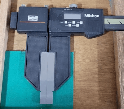 MITUTOYO 552-314-10 DIGIMATIC CARBON FIBER DIGITAL CALIPER 0-40 IN / 0-1000MM RANGE - MACHINE TOOLING