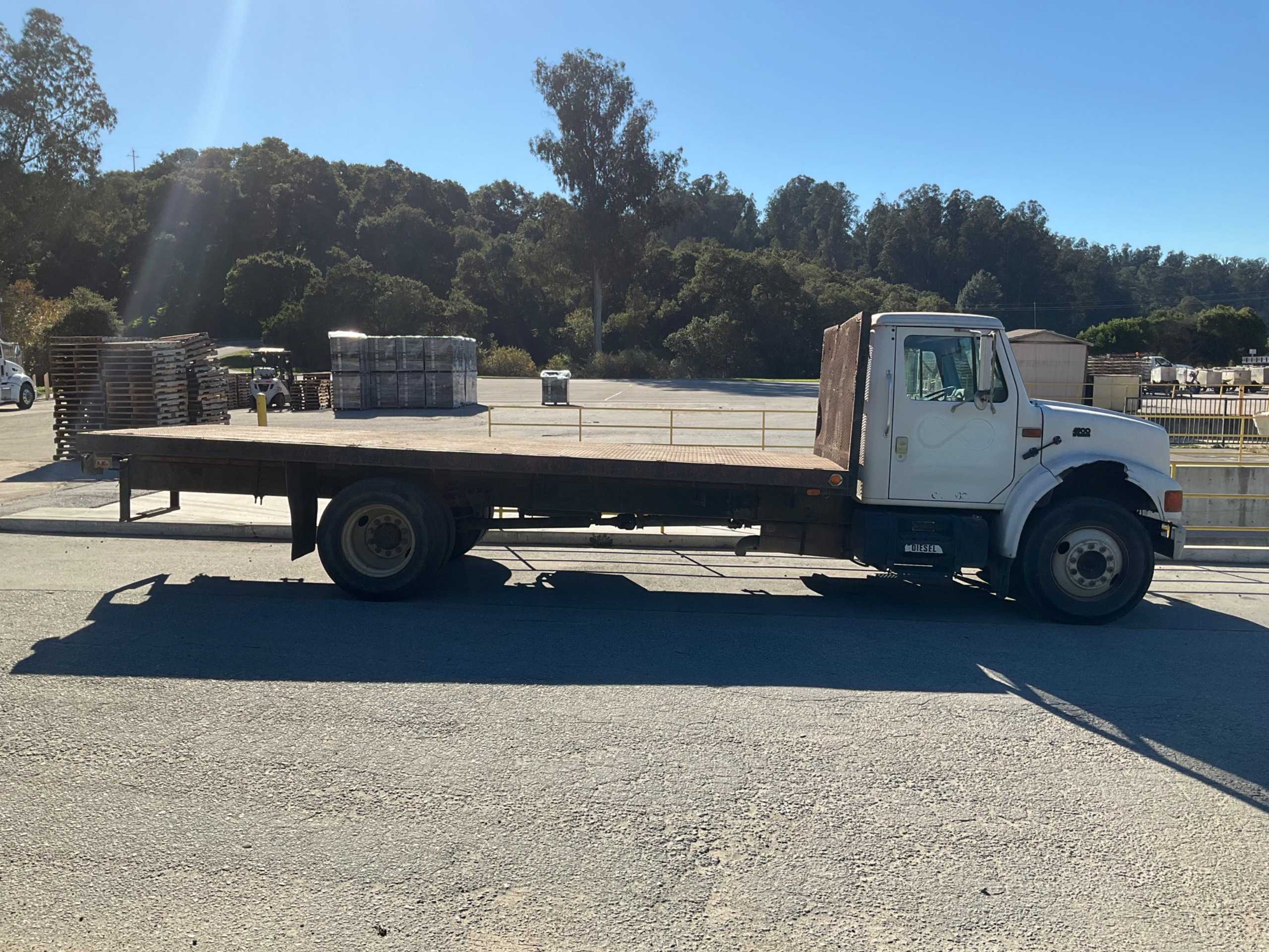 1994 INTERNATIONAL 4900 4X2 FLATBED TRUCK - FLATBED TRUCK