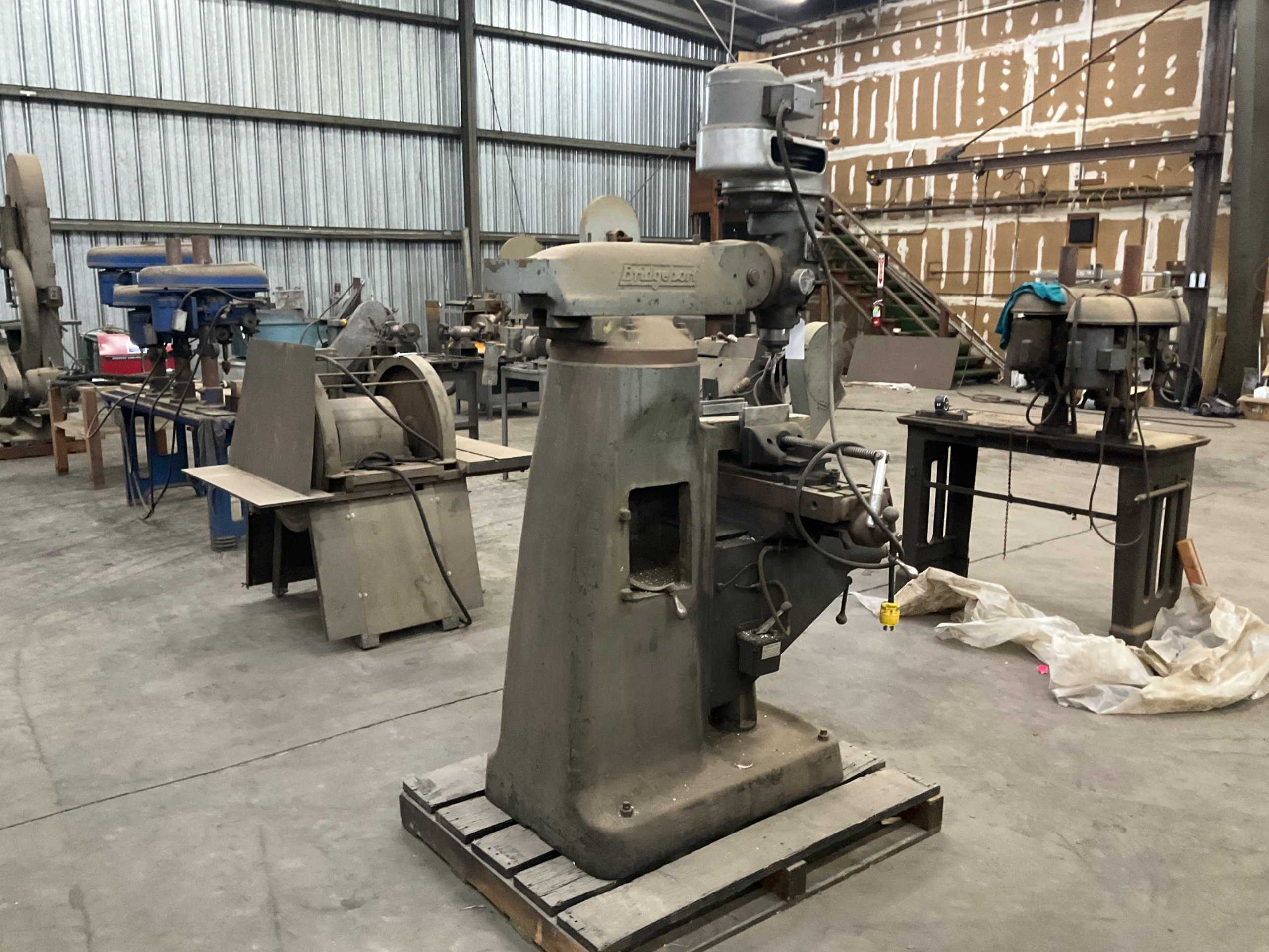 BRIDGEPORT VERTICAL MILLING MACHINE - VERTICAL MILLING MACHINE