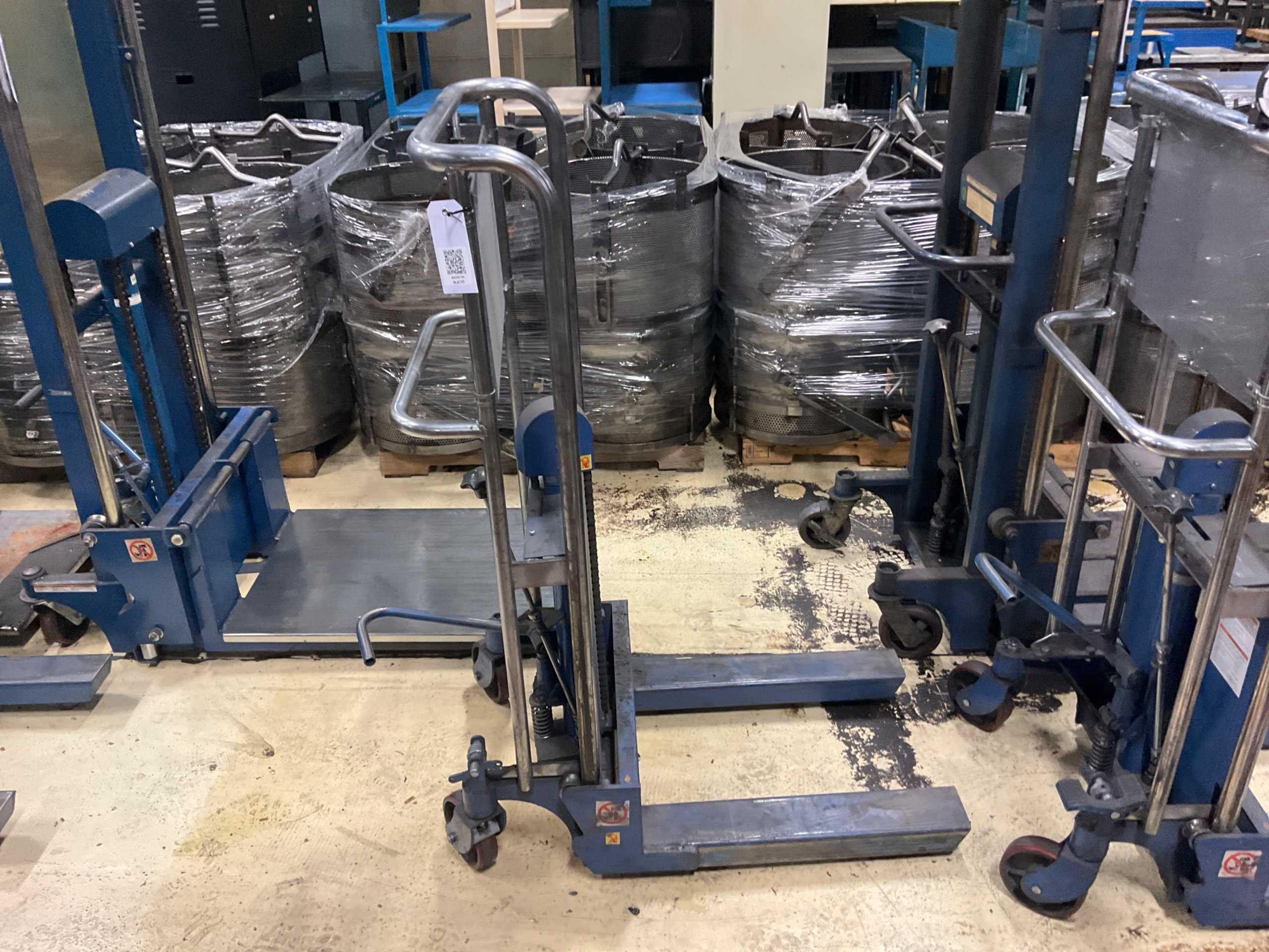 HYDRAULIC STRADDLE STACKER - LIFTING EQUIPMENT