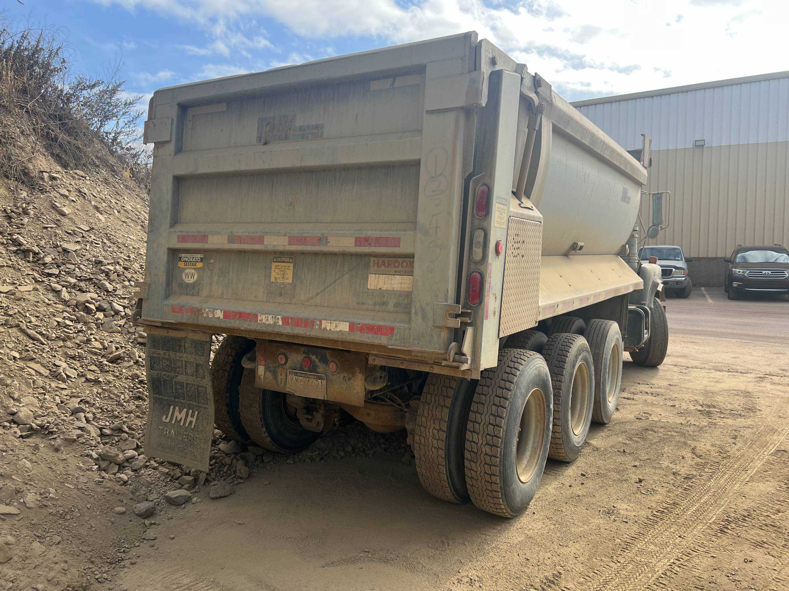 2005 MACK DM6905 DUMP TRUCK - DUMP TRUCK