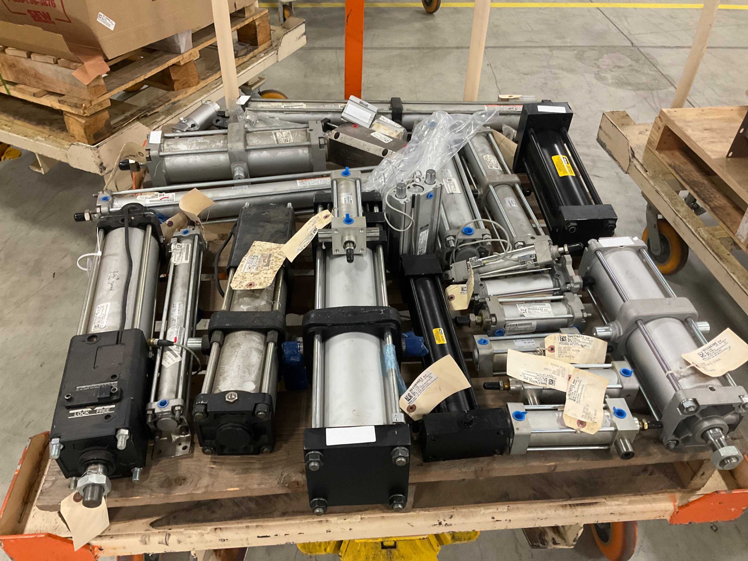 BULK QTY OF PNEUMATIC & HYDRAULIC CYLINDERS - PNEUMATIC CYLINDER