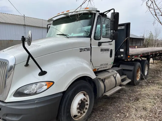2011 INTERNATIONAL LF617 FLATBED TRUCK - undefined