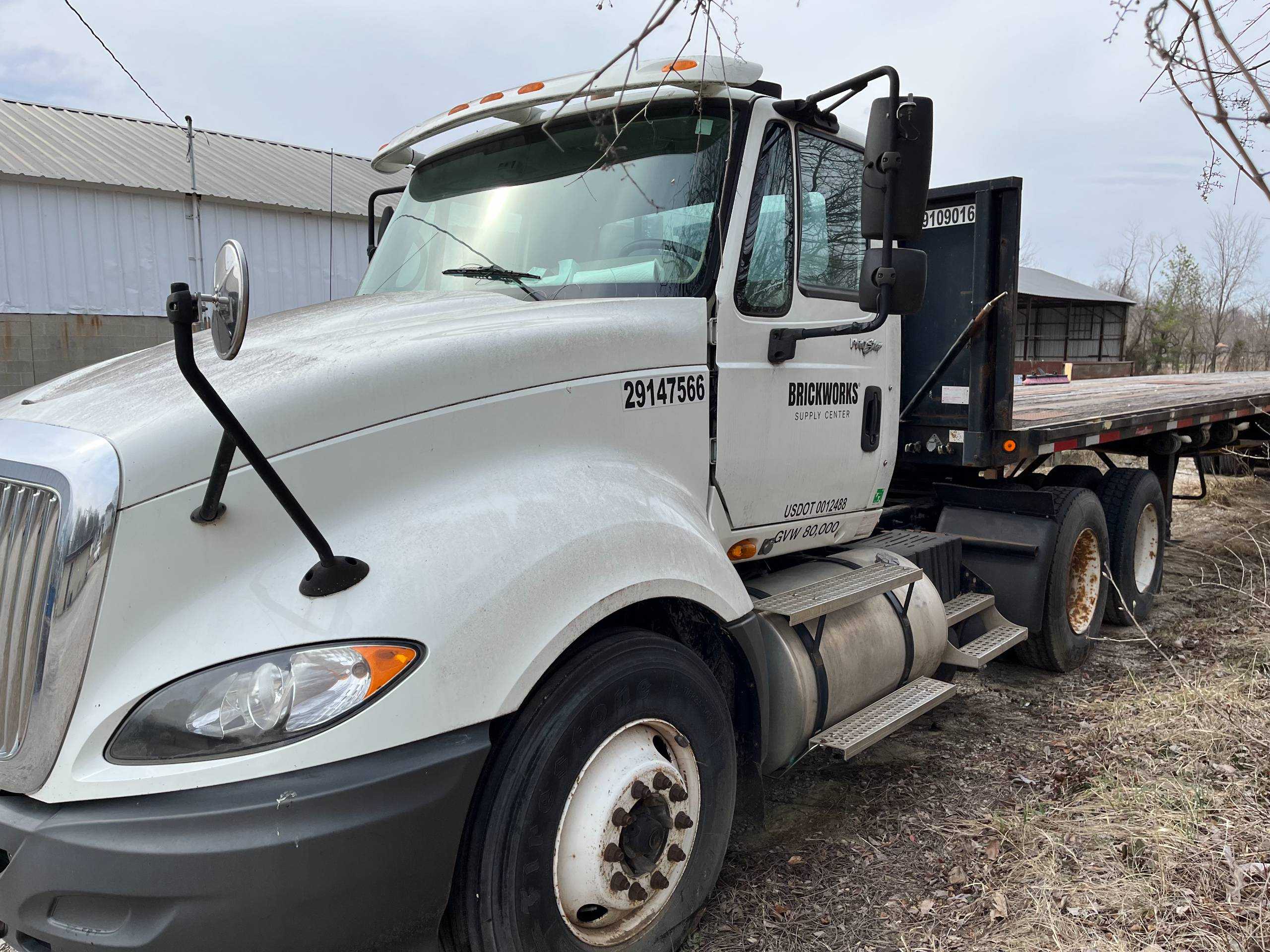 2011 INTERNATIONAL LF617 FLATBED TRUCK - FLATBED TRUCKS