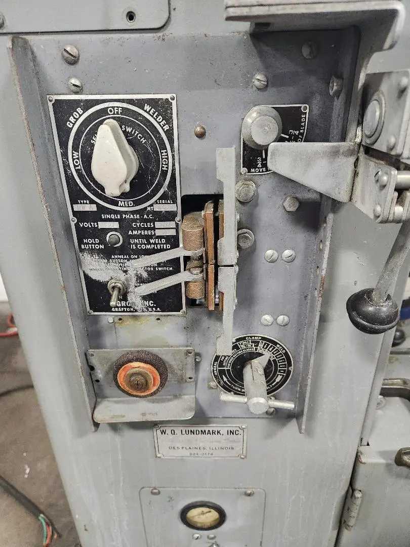 GROB 4V-24 VERTICAL BAND SAW, 24" THROAT DEPTH, 3 HP, INFINITELY VARIABLE SPEED - VERTICAL BAND SAWS