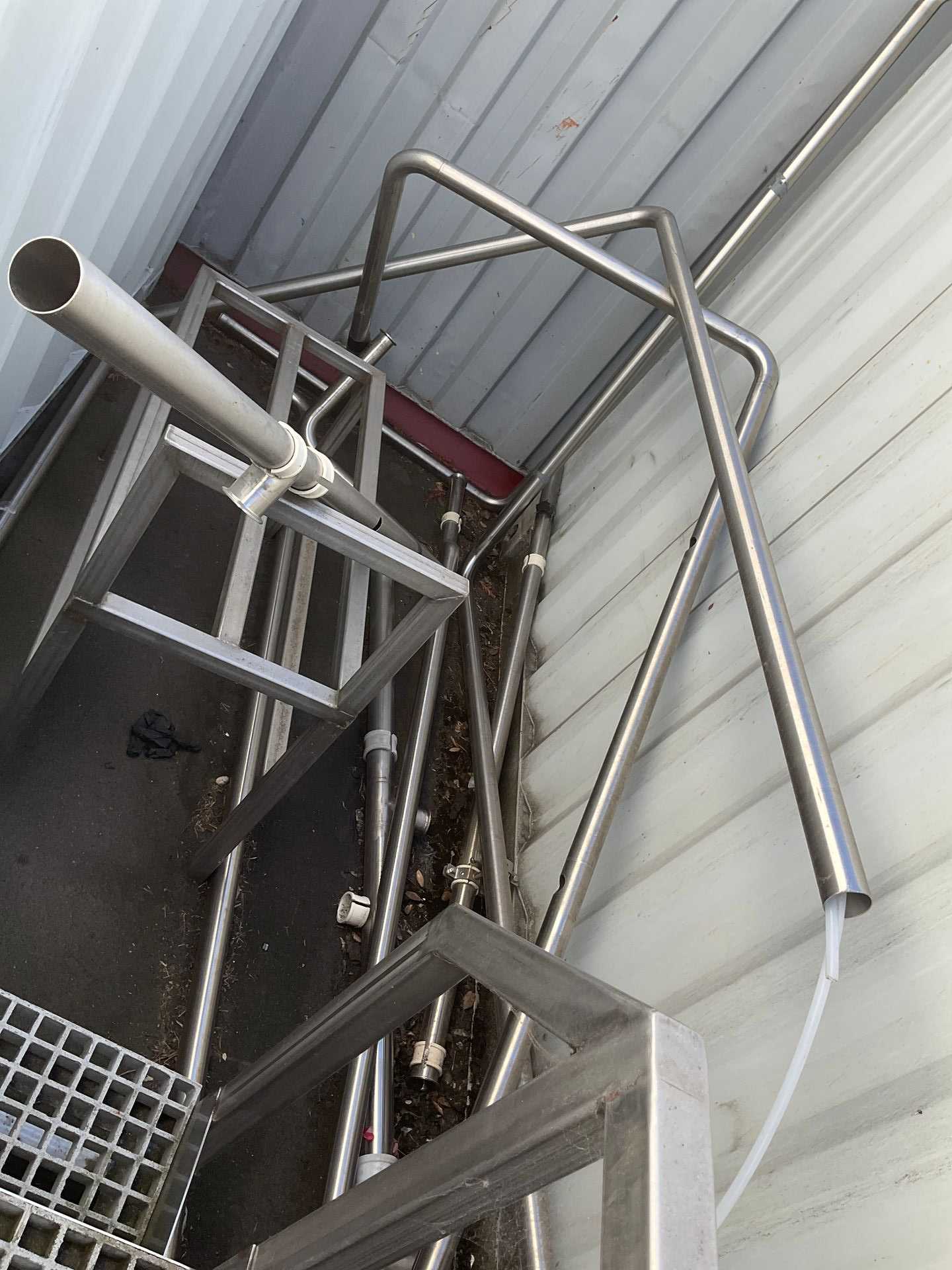 METAL STEP LADDER & PIPES - 