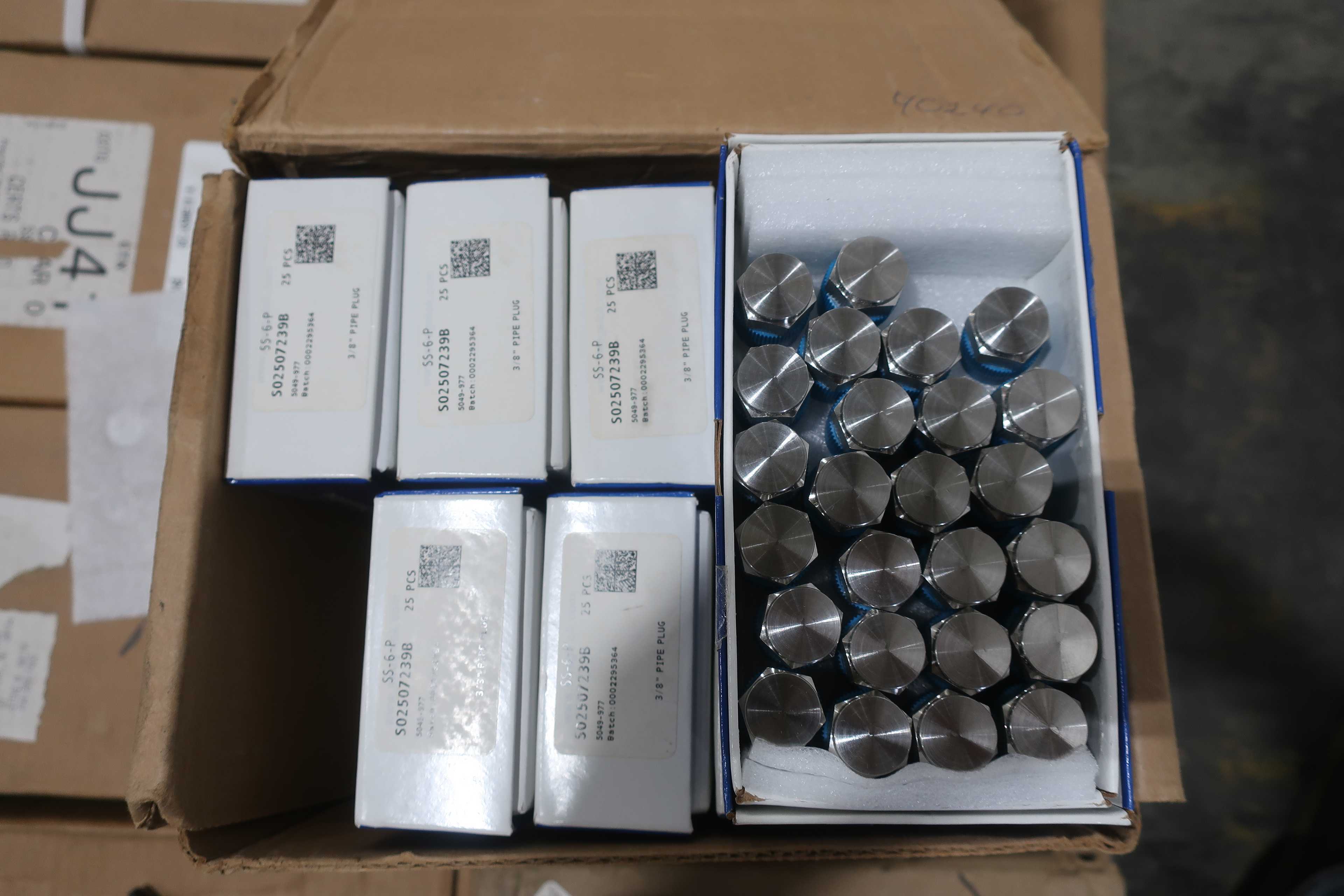 SKU 1760688 - PALLET OF ASSORTED SWAGELOK PIPE FITTINGS - PIPE & TUBE FITTINGS