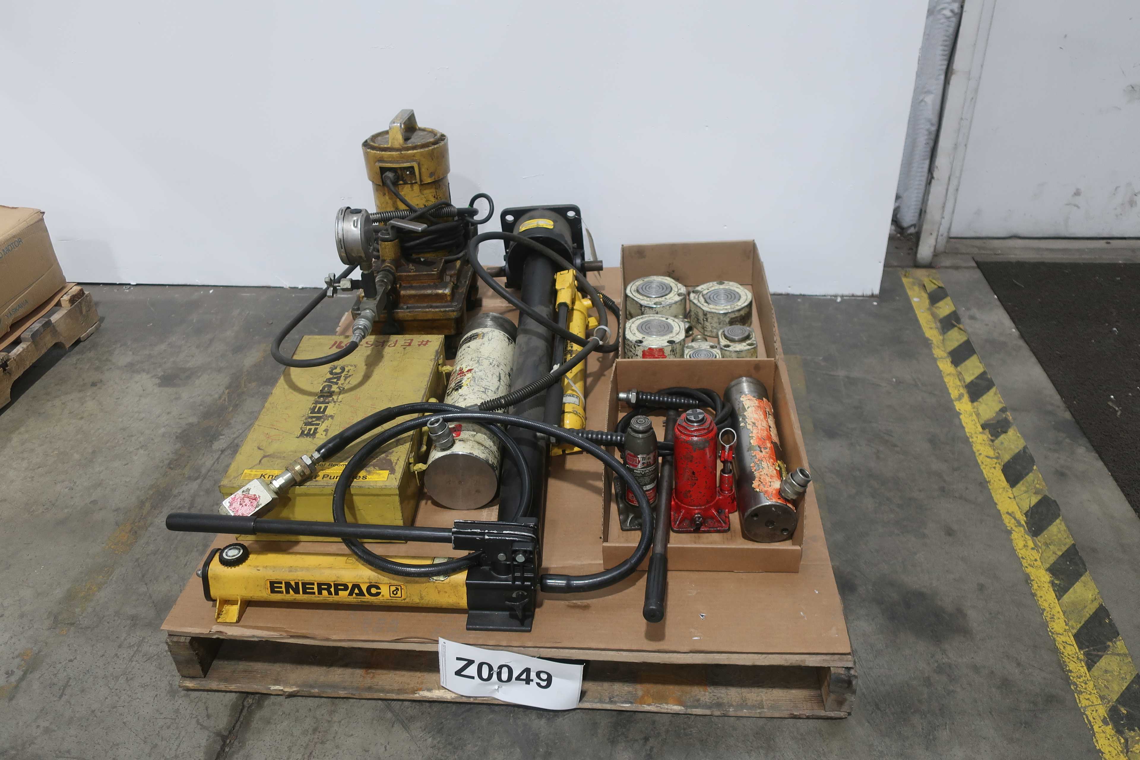 PALLET OF ASSORTED HYDRAULIC PUMPS AND JACKS - HYDRAULIC PUMP