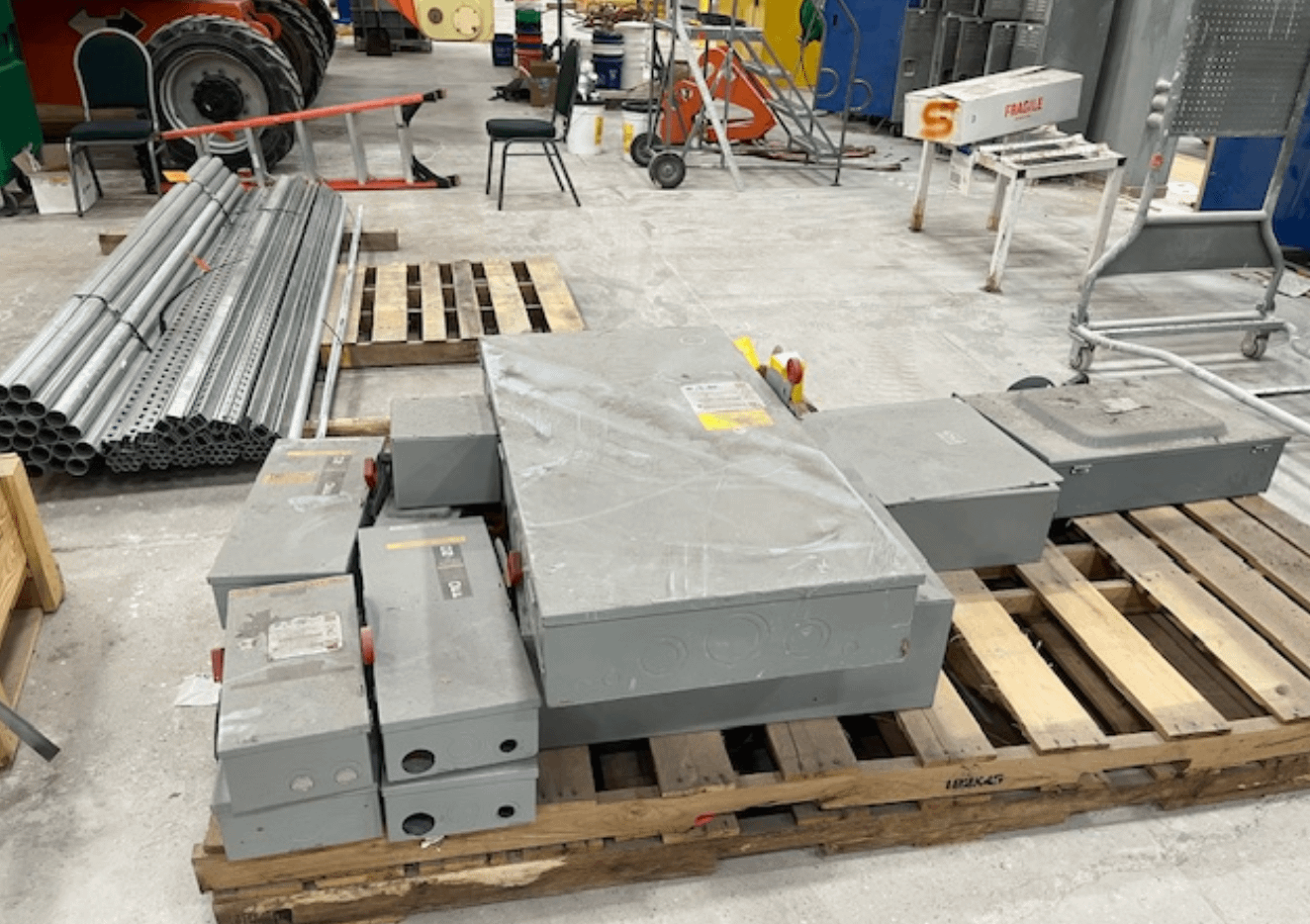 BULK QTY OF ELECTRICAL PANELS - PANELBOARDS