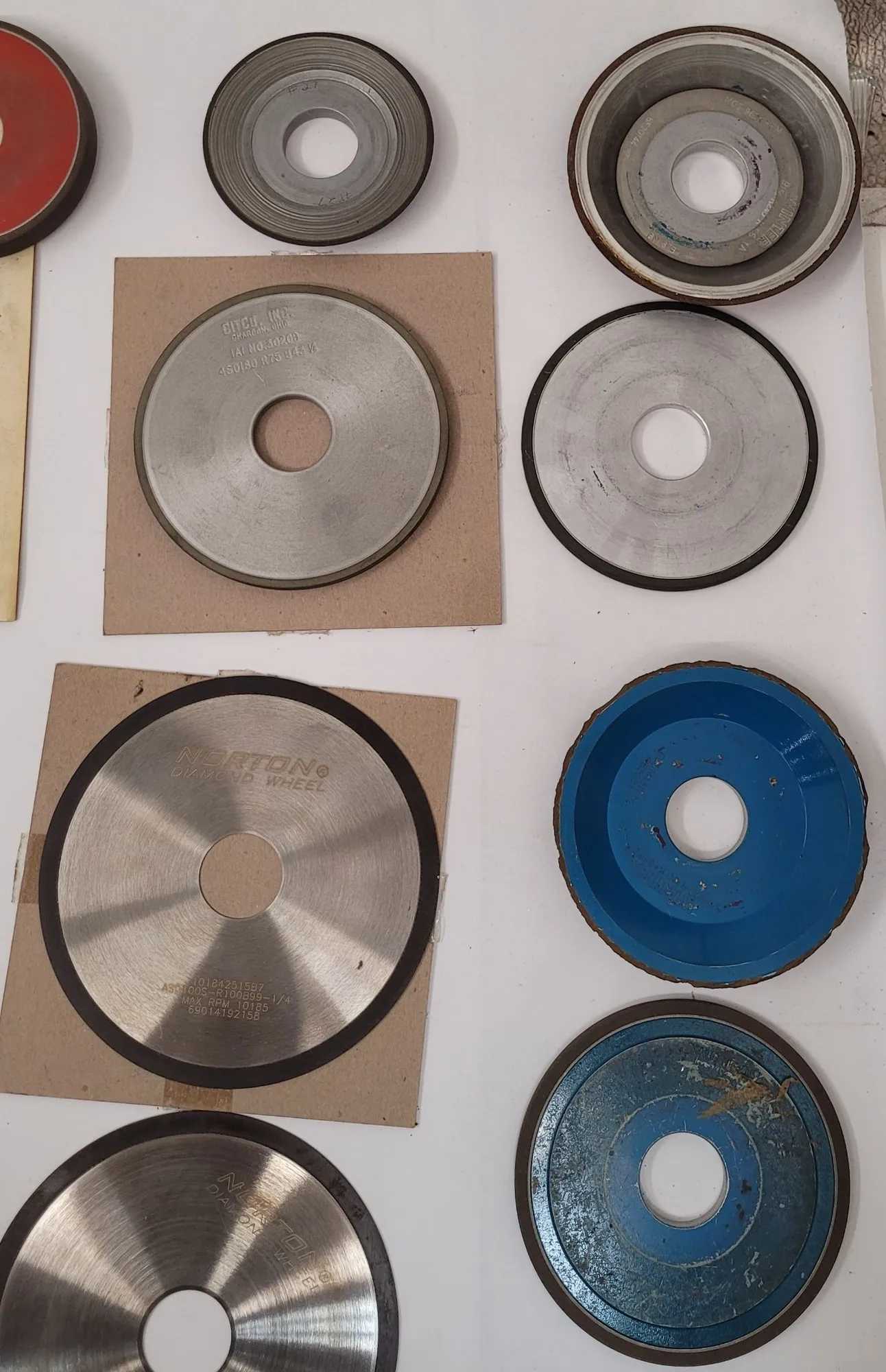 LOT OF 40 DIAMOND GRINDING WHEELS, 1/16" TO 1/2" THICKNESS RANGE - MACHINING TOOLING & PARTS