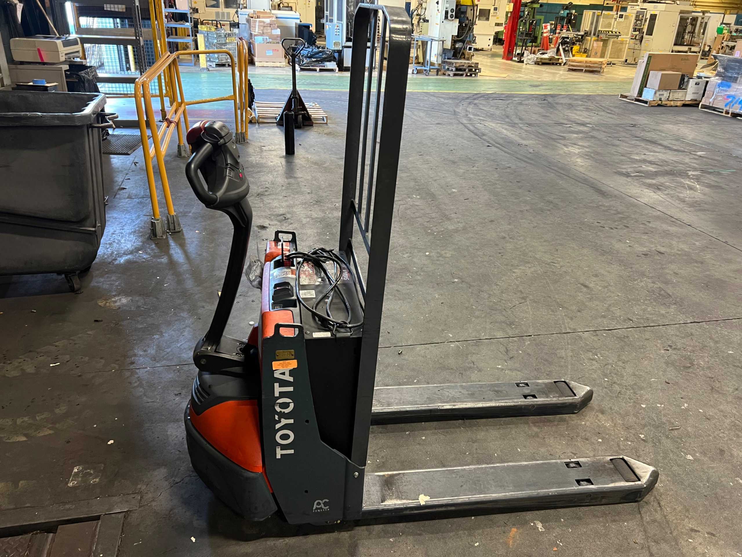 TOYOTA 8HBW23 ELECTRIC PALLET JACK -