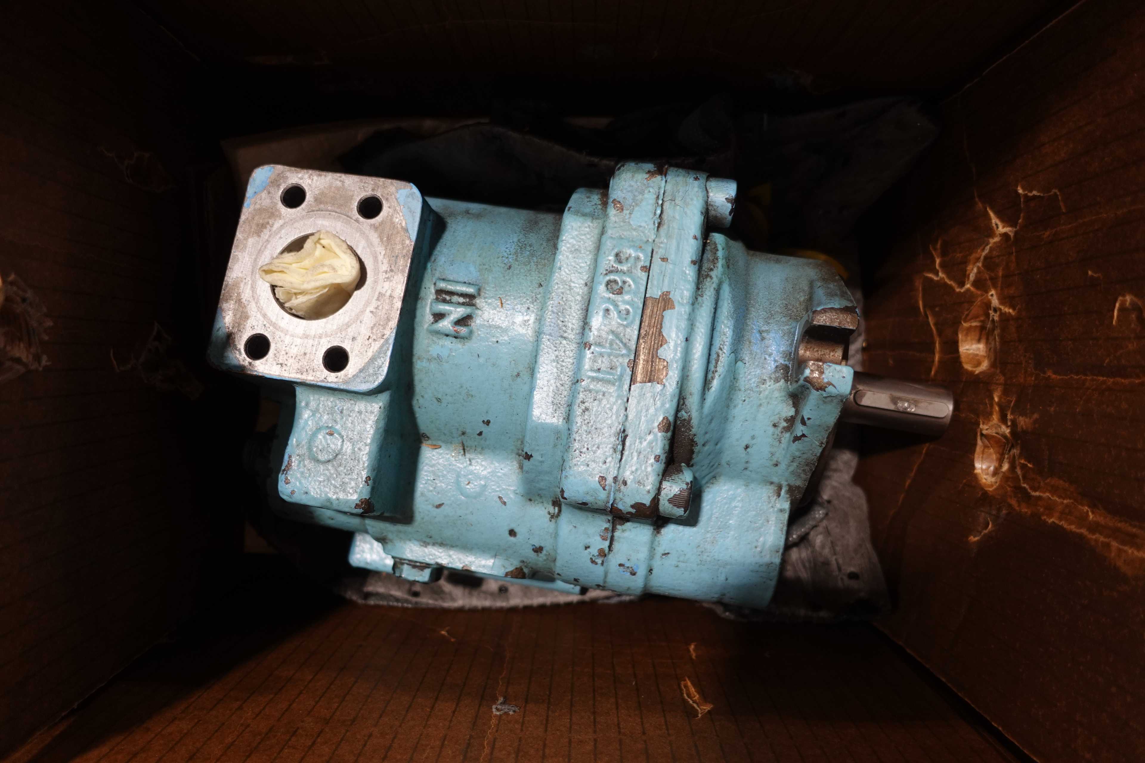 SKU 1738969 - 3 PALLETS OF ASSORTED HYDRAULIC CYLINDERS, VALVES, PUMPS, AND MOTORS - HYDRAULIC PARTS