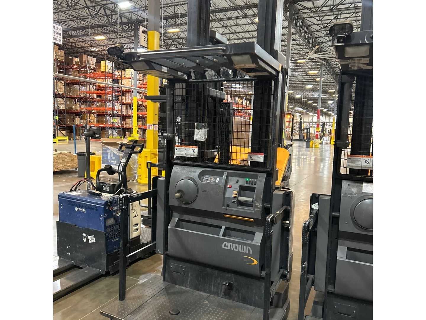 CROWN SP4050-30 ORDER PICKER - ORDER PICKER