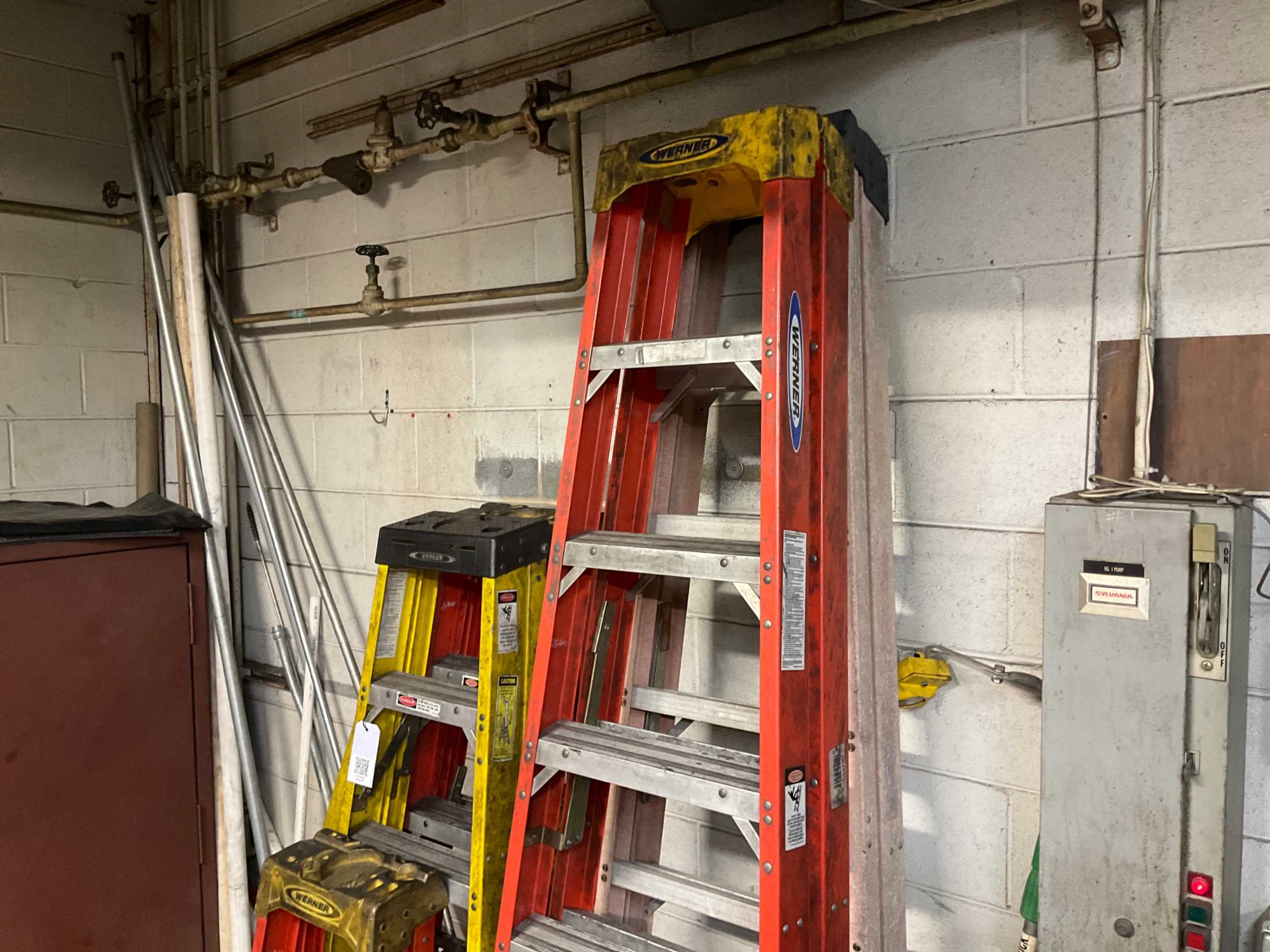 QTY 7: WERNER LADDERS - LADDERS