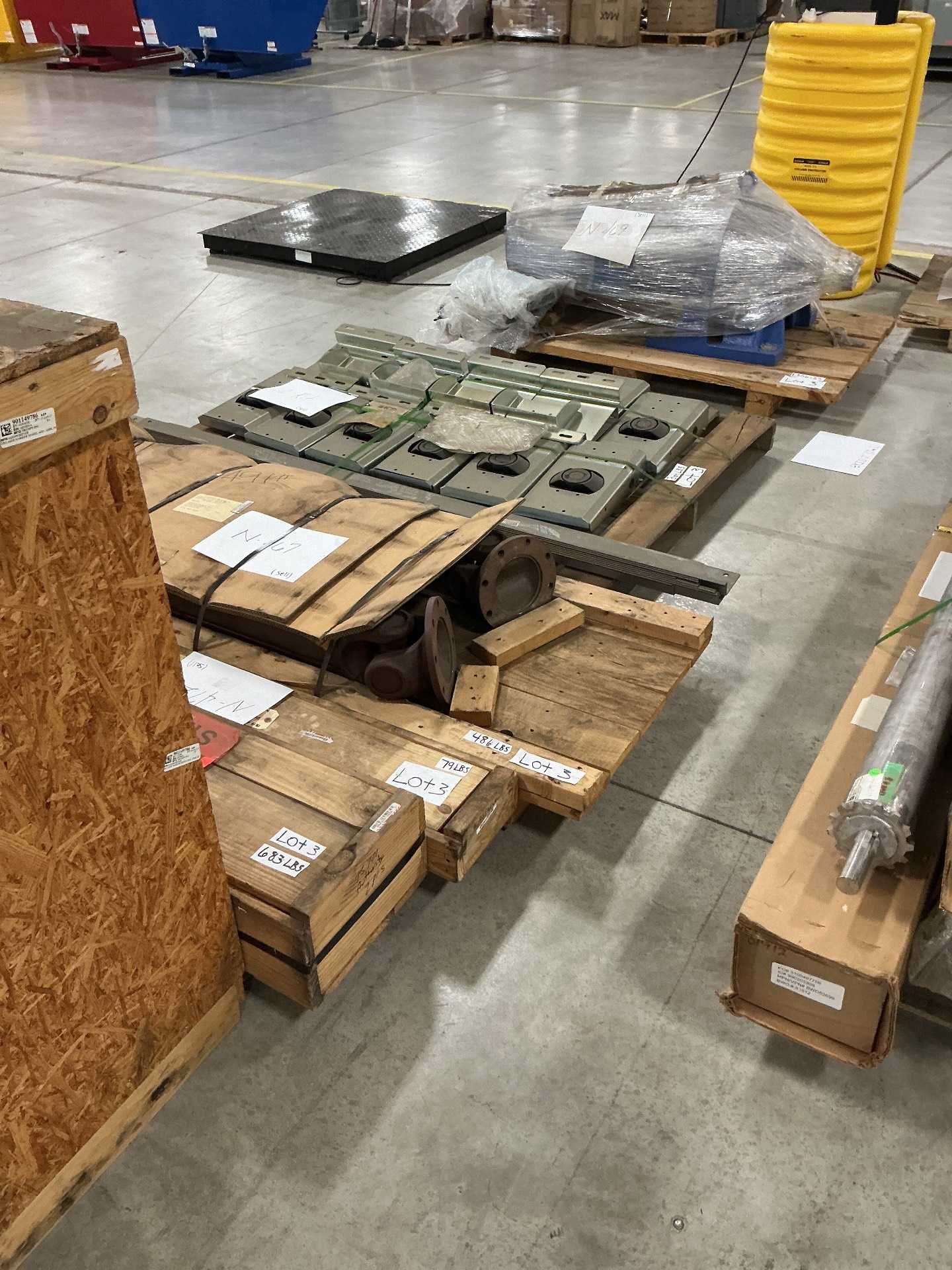 BULK QTY OF INDUSTRIAL PARTS AND PNEUMATIC COMPONENTS - INDUSTRIAL PARTS