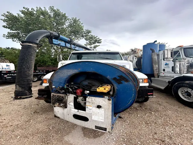2004 STERLING L9500 SERIES COMBO VACUUM & BLOWER TRUCK - undefined