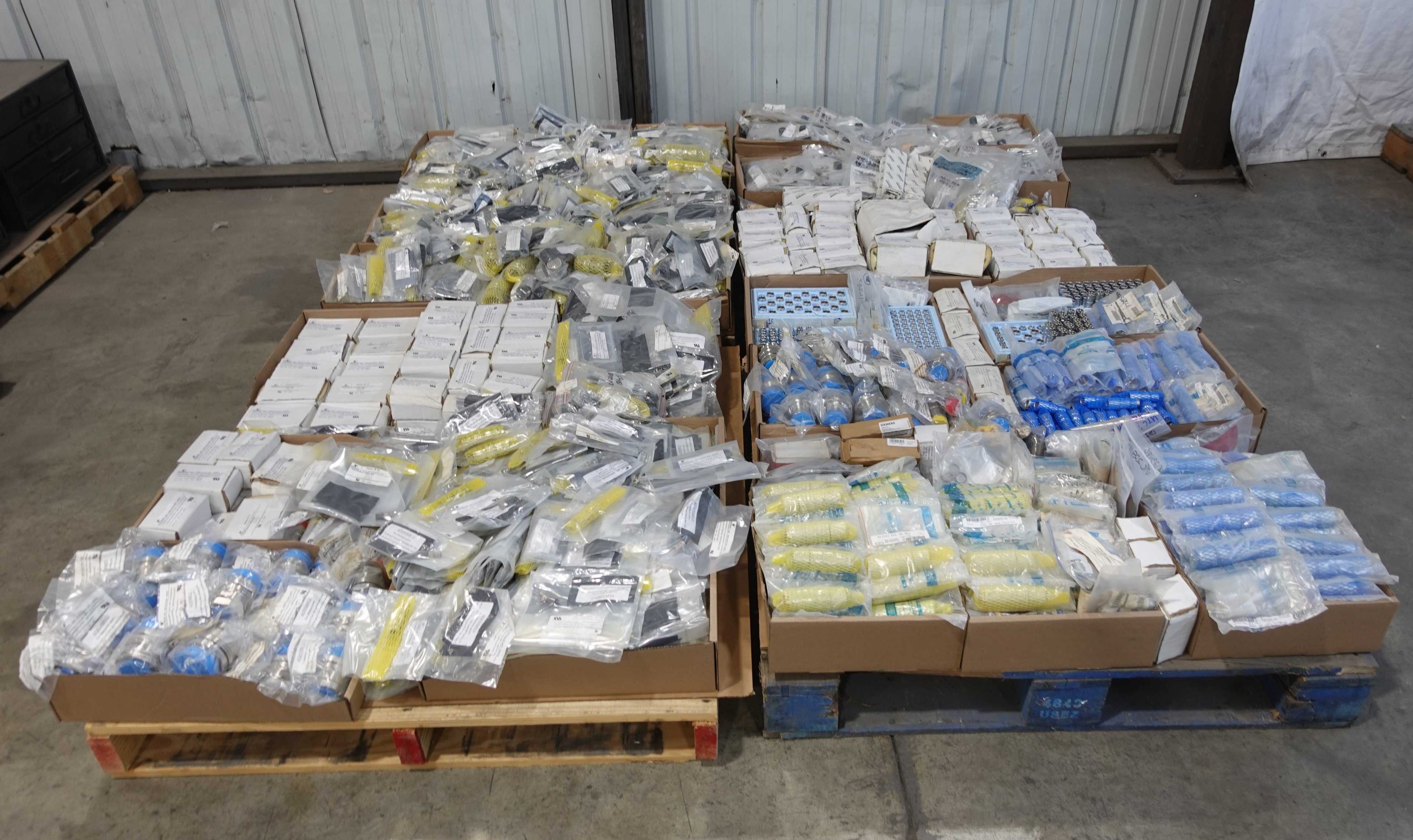 4 PALLETS OF ASSORTED ELECTRICAL PLUGS, FITTINGS, CONNECTORS, AND TERMINAL BLOCKS - ELECTRICAL COMPONENTS