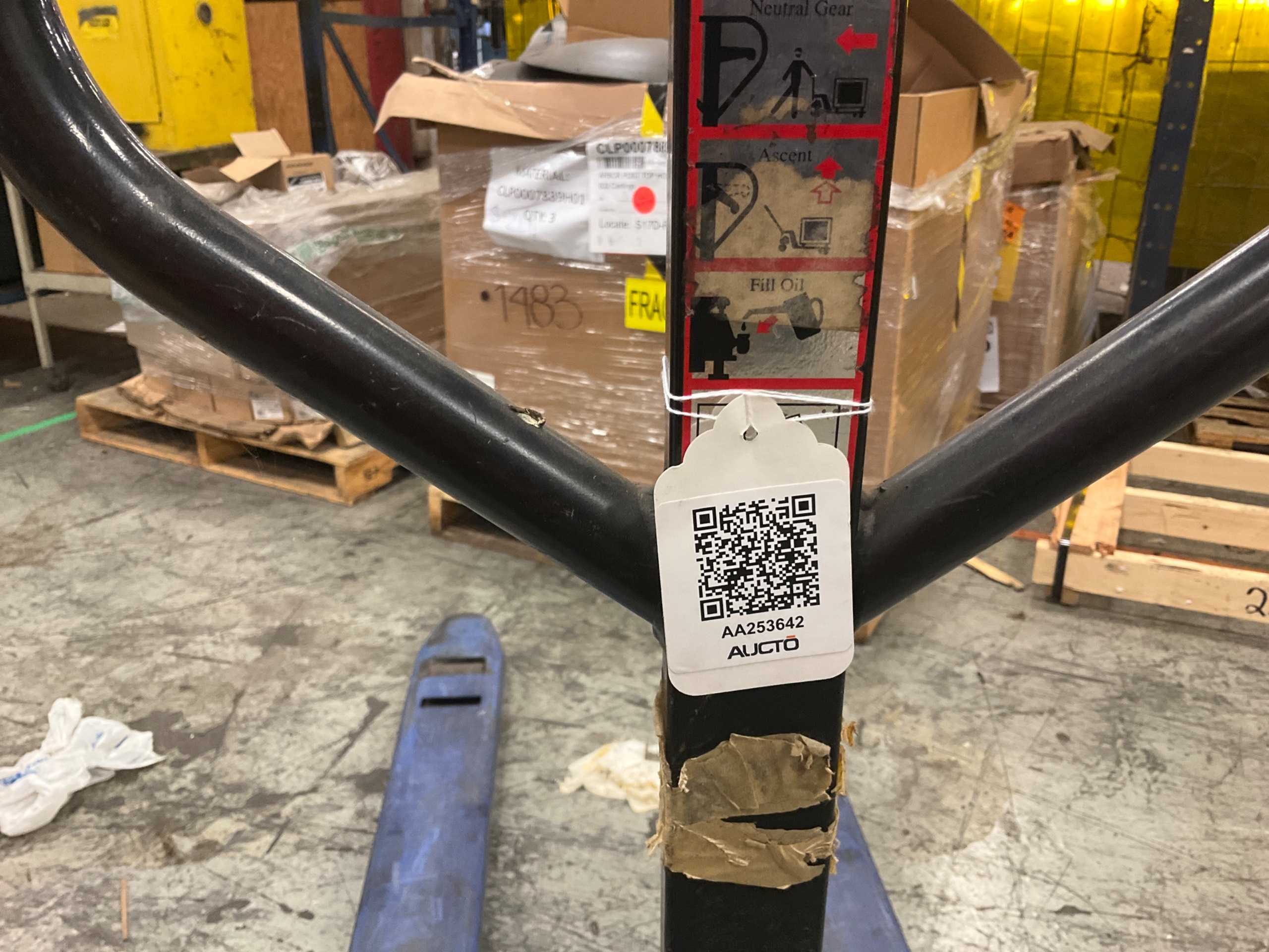QTY 9: MANUAL PALLET JACK - MANUAL PALLET JACKS