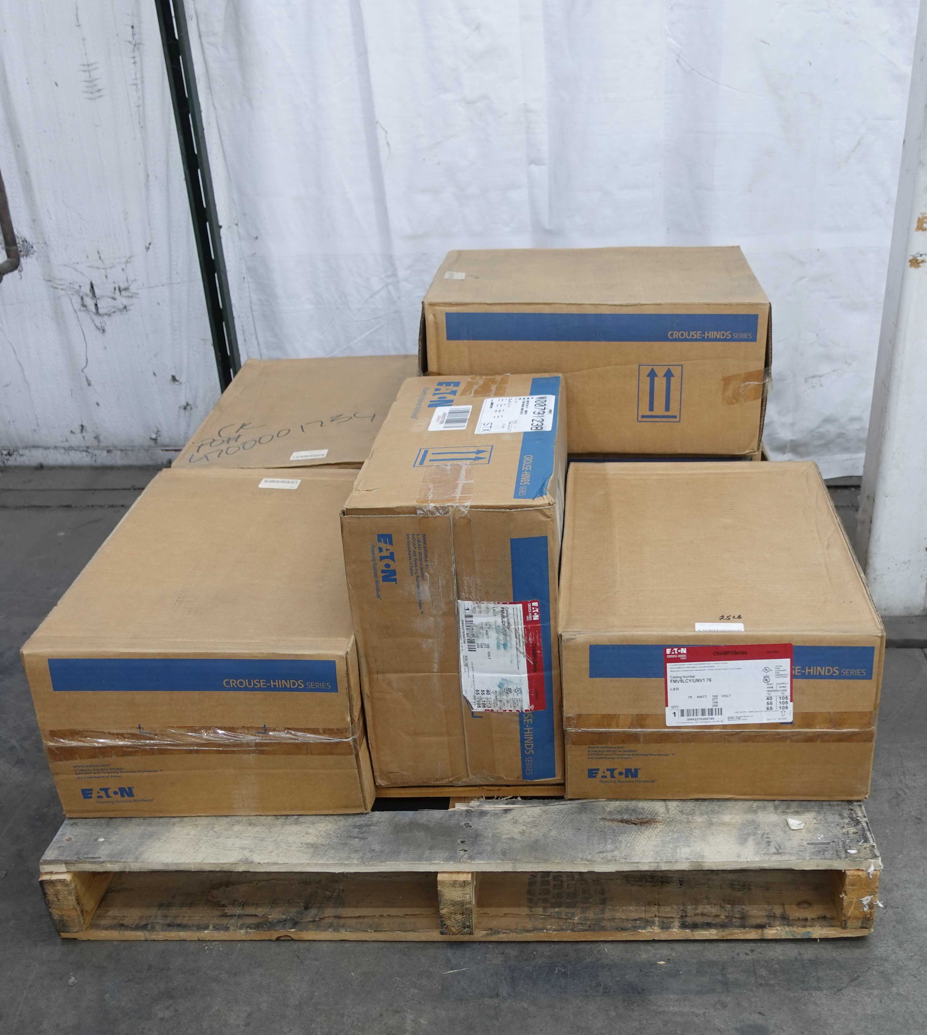 SKU 1724420 - LOT OF 6 CROUSE HINDS FMV9LCY/UNV176 CHAMP SERIES LUMINAIRE LIGHT FIXTURES