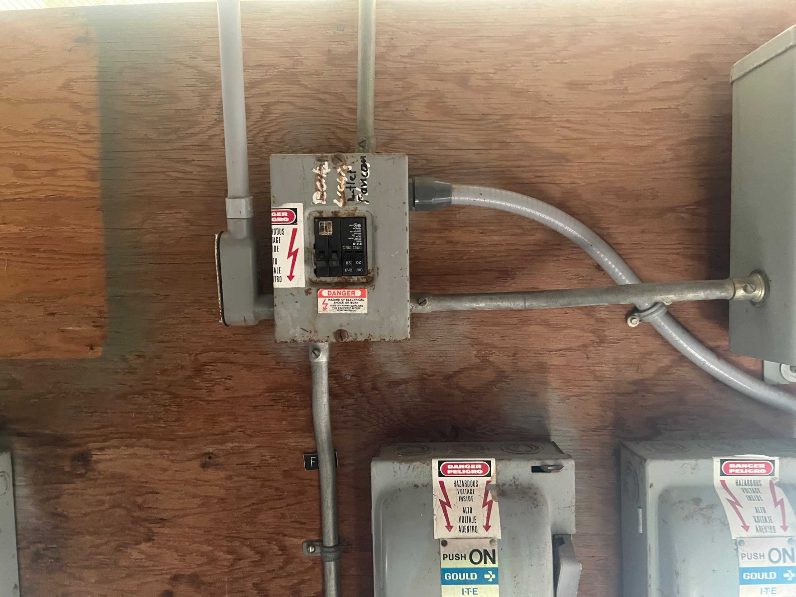 BULK QTY OF ELECTRICAL EQUIPMENT - ELECTRICAL EQUIPMENT
