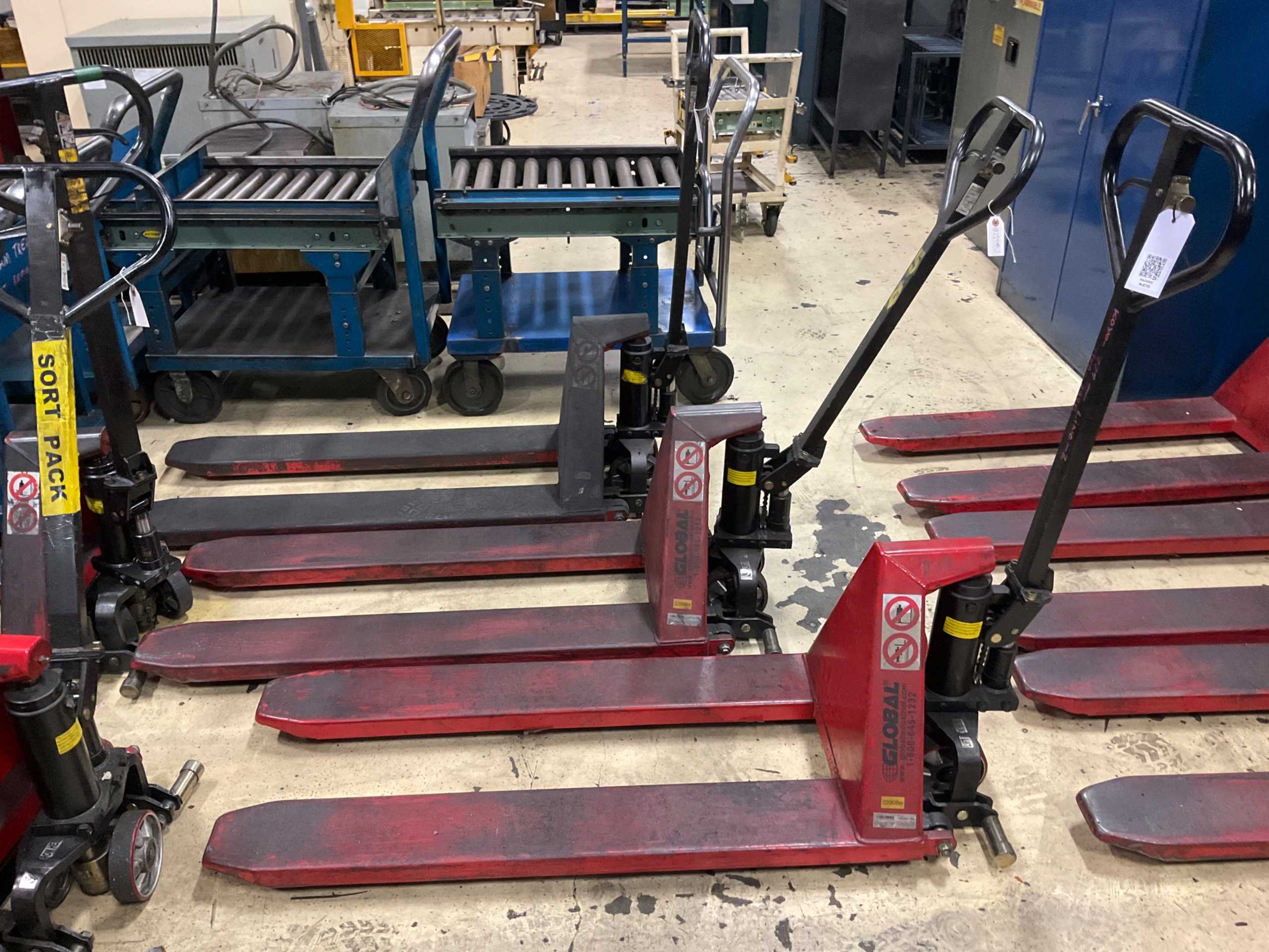 QTY 3: MANUAL PALLET JACK QTY 3: MANUAL PALLET JACK