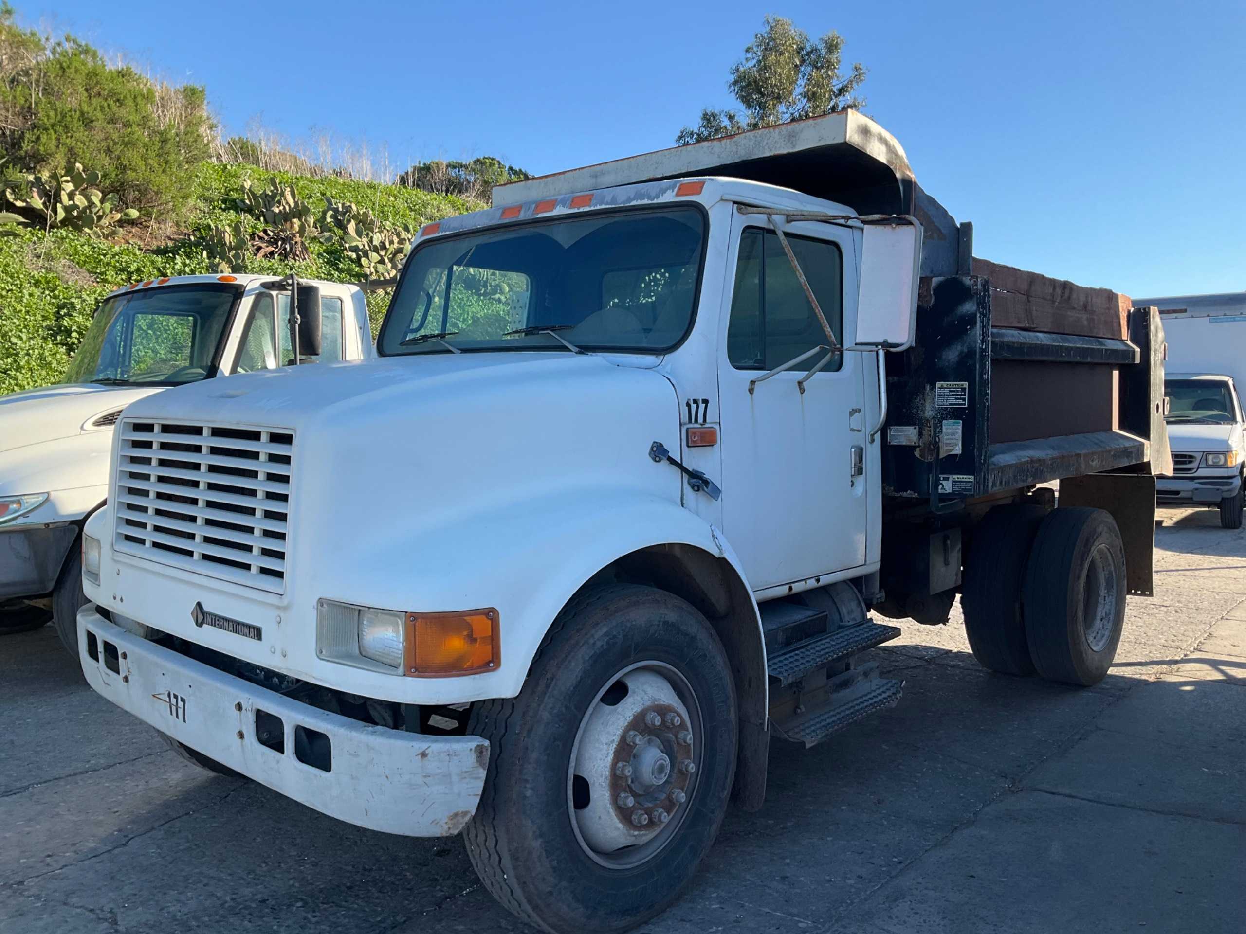 1993 INTERNATIONAL 4900 DUMP TRUCK - DUMP TRUCK