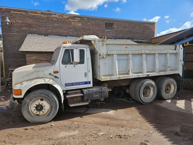 1997 INTERNATIONAL 4900 DUMP TRUCK - undefined