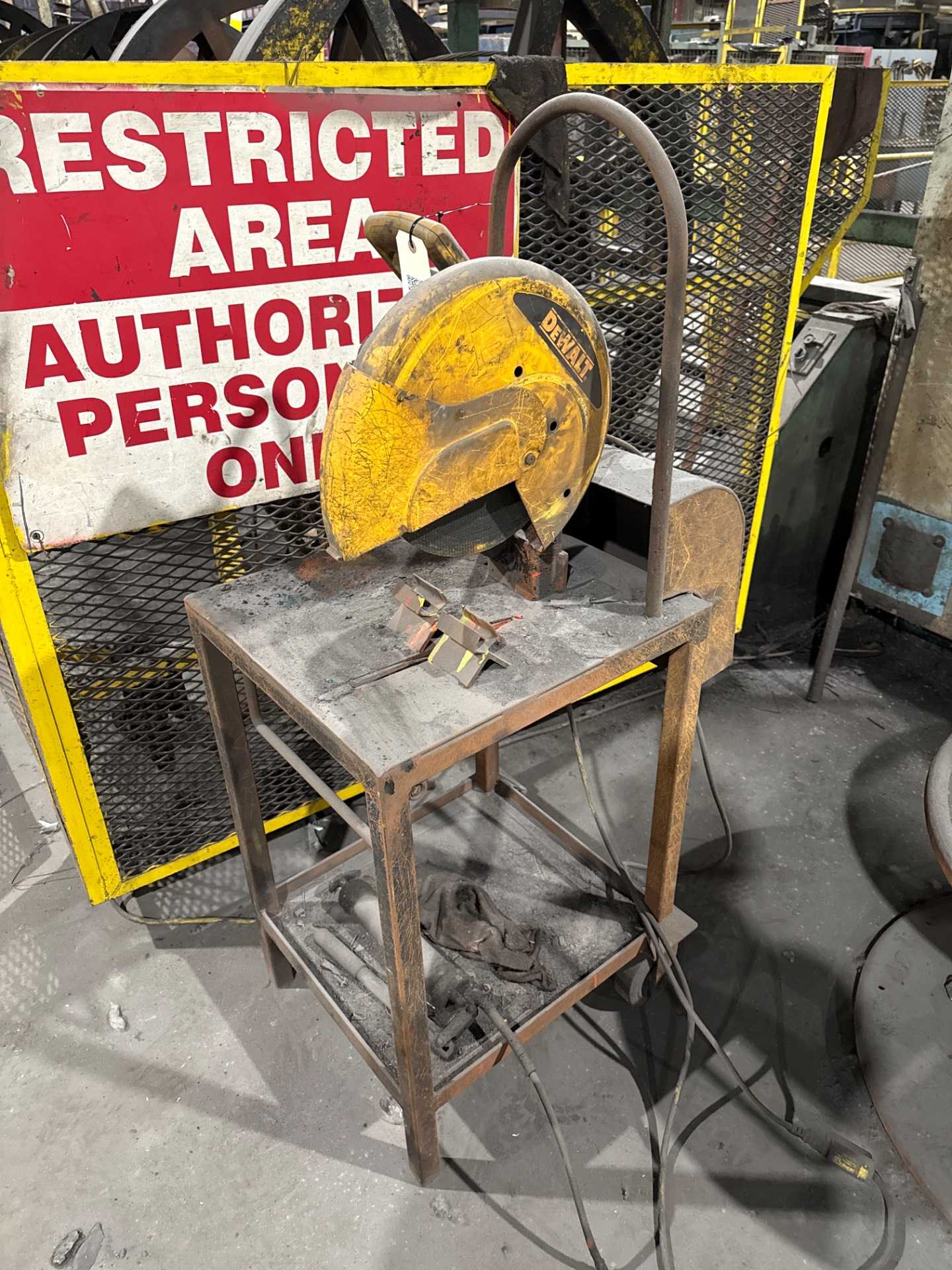 Dewalt D28710 Chop Saw 14-Inch, 15 AMP, 4.0 HP, 3800 RPM, 120V - CIRCULAR SAWS
