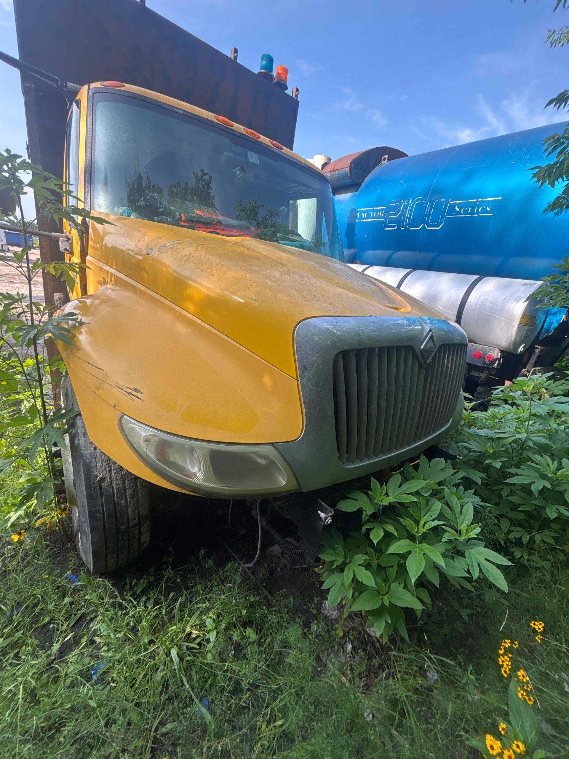 2005 INTERNATIONAL 4300 FLATBED TRUCK - FLATBED TRUCKS