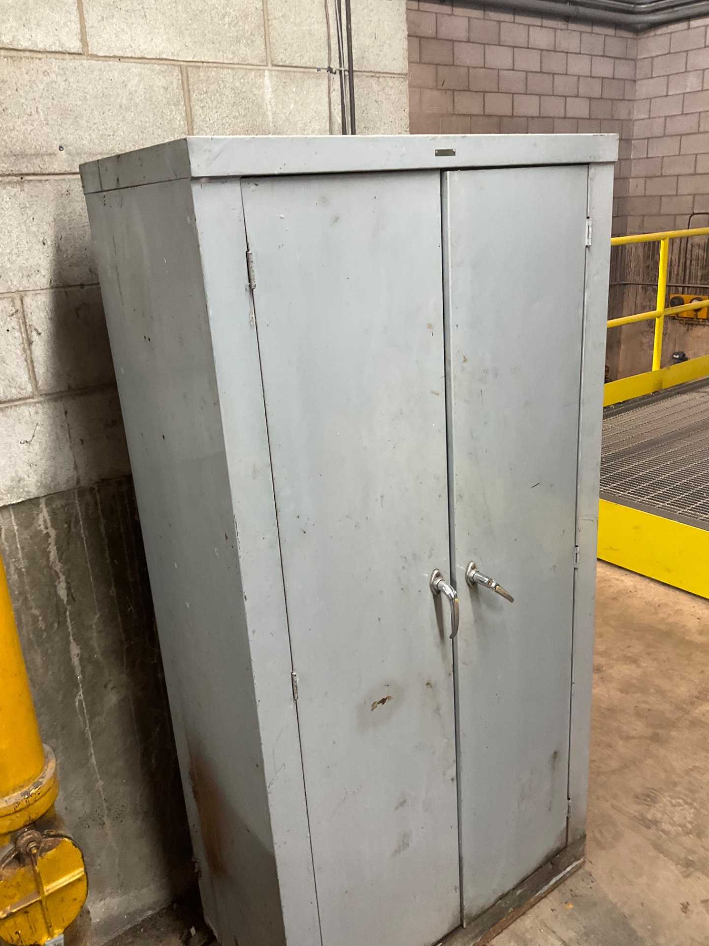 DENNISTEEL STORAGE CABINET WITH PARTS - STORAGE CABINET